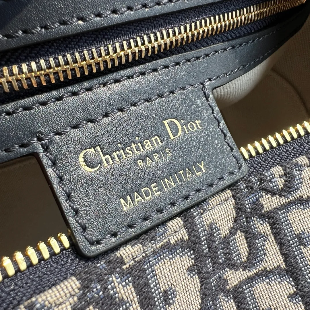Top upgraded version 💰1600 Size: 25×19×16cm Dior’s overseas channel resources exclusively provide Boston 25cm handbag❗️ This Dior Groove 25 handbag is a new product in the 2024 winter ready-to-wear series. Designed by Maria Grazia Chiuri, it is elegant and fashionable. Crafted from blue Oblique print fabric, the leather key pouch is uniquely embellished with the Christian Dior 💰aris signature and embellished with gold-finished stars. The zippered padlock opens with a key, and the spacious compartments feature a slip pocket and a zippered pocket for everyday essentials. Featuring a leather top handle and adjustable and removable shoulder strap, it can be worn by hand, over the shoulder or cross-body, making it the ideal bag for everyday looks.