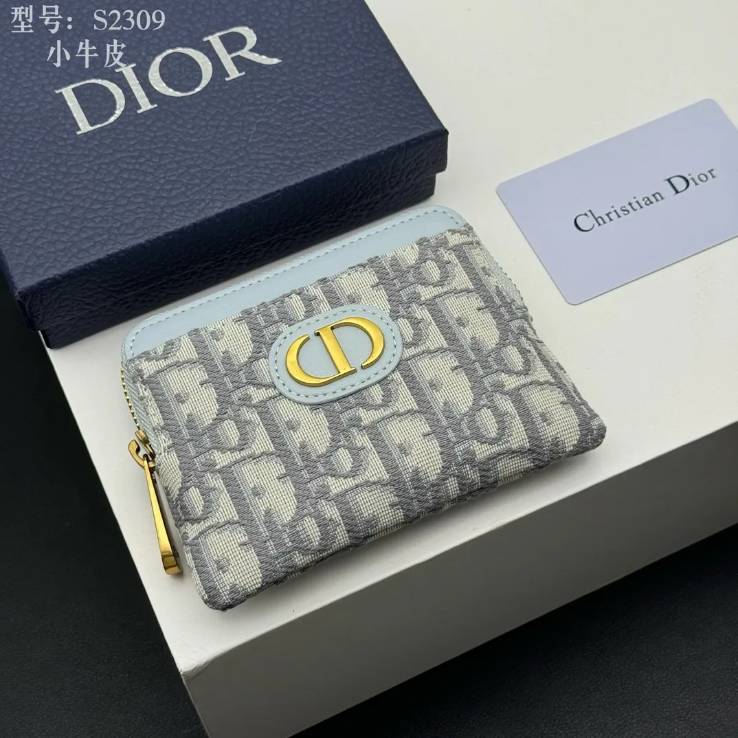 💰130 💎Top quality, full leather inside and outside 💕 𝑫𝒊𝒐𝒓 Genuine products available at counters 💌 This Dior Caro Lavender wallet is a new style in the winter series, presenting an extremely practical design. Made of soft black calfskin with Cannage pattern stitching and CD logo on the front. This compact accessory features a zip compartment and card compartment for easy portability and can be paired with other Dior Caro creations. CD logo on front 4 card compartments 1 zipped compartment Dimensions: 11.5 x 9.5 x 2 cm Style number: S2309