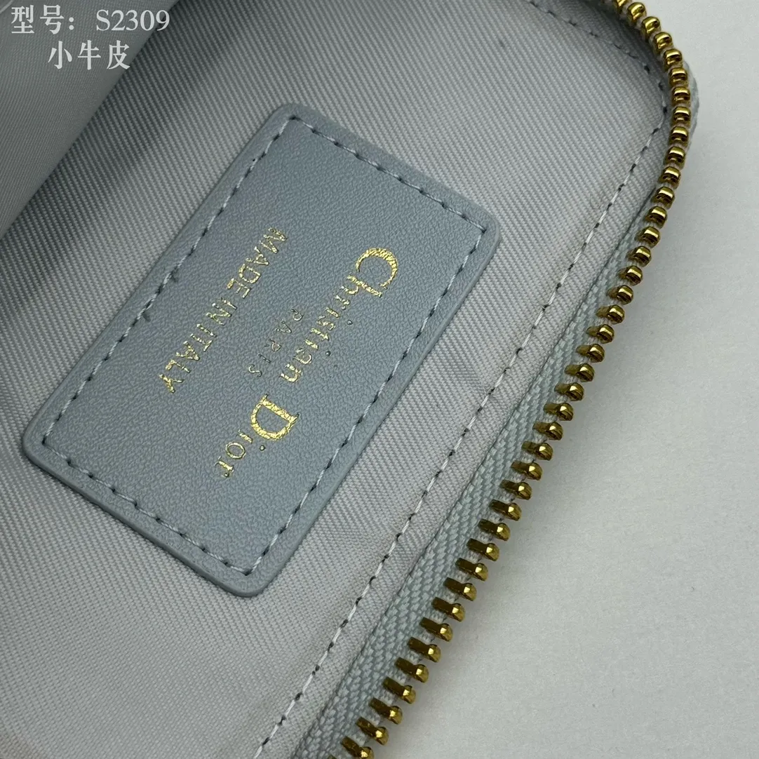 💰130 💎Top quality, full leather inside and outside 💕 𝑫𝒊𝒐𝒓 Genuine products available at counters 💌 This Dior Caro Lavender wallet is a new style in the winter series, presenting an extremely practical design. Made of soft black calfskin with Cannage pattern stitching and CD logo on the front. This compact accessory features a zip compartment and card compartment for easy portability and can be paired with other Dior Caro creations. CD logo on front 4 card compartments 1 zipped compartment Dimensions: 11.5 x 9.5 x 2 cm Style number: S2309