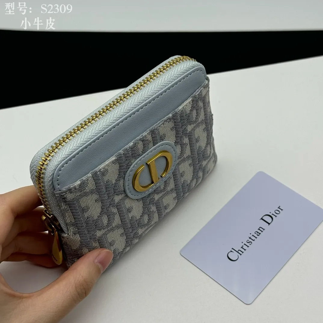 💰130 💎Top quality, full leather inside and outside 💕 𝑫𝒊𝒐𝒓 Genuine products available at counters 💌 This Dior Caro Lavender wallet is a new style in the winter series, presenting an extremely practical design. Made of soft black calfskin with Cannage pattern stitching and CD logo on the front. This compact accessory features a zip compartment and card compartment for easy portability and can be paired with other Dior Caro creations. CD logo on front 4 card compartments 1 zipped compartment Dimensions: 11.5 x 9.5 x 2 cm Style number: S2309
