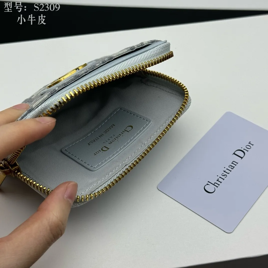 💰130 💎Top quality, full leather inside and outside 💕 𝑫𝒊𝒐𝒓 Genuine products available at counters 💌 This Dior Caro Lavender wallet is a new style in the winter series, presenting an extremely practical design. Made of soft black calfskin with Cannage pattern stitching and CD logo on the front. This compact accessory features a zip compartment and card compartment for easy portability and can be paired with other Dior Caro creations. CD logo on front 4 card compartments 1 zipped compartment Dimensions: 11.5 x 9.5 x 2 cm Style number: S2309