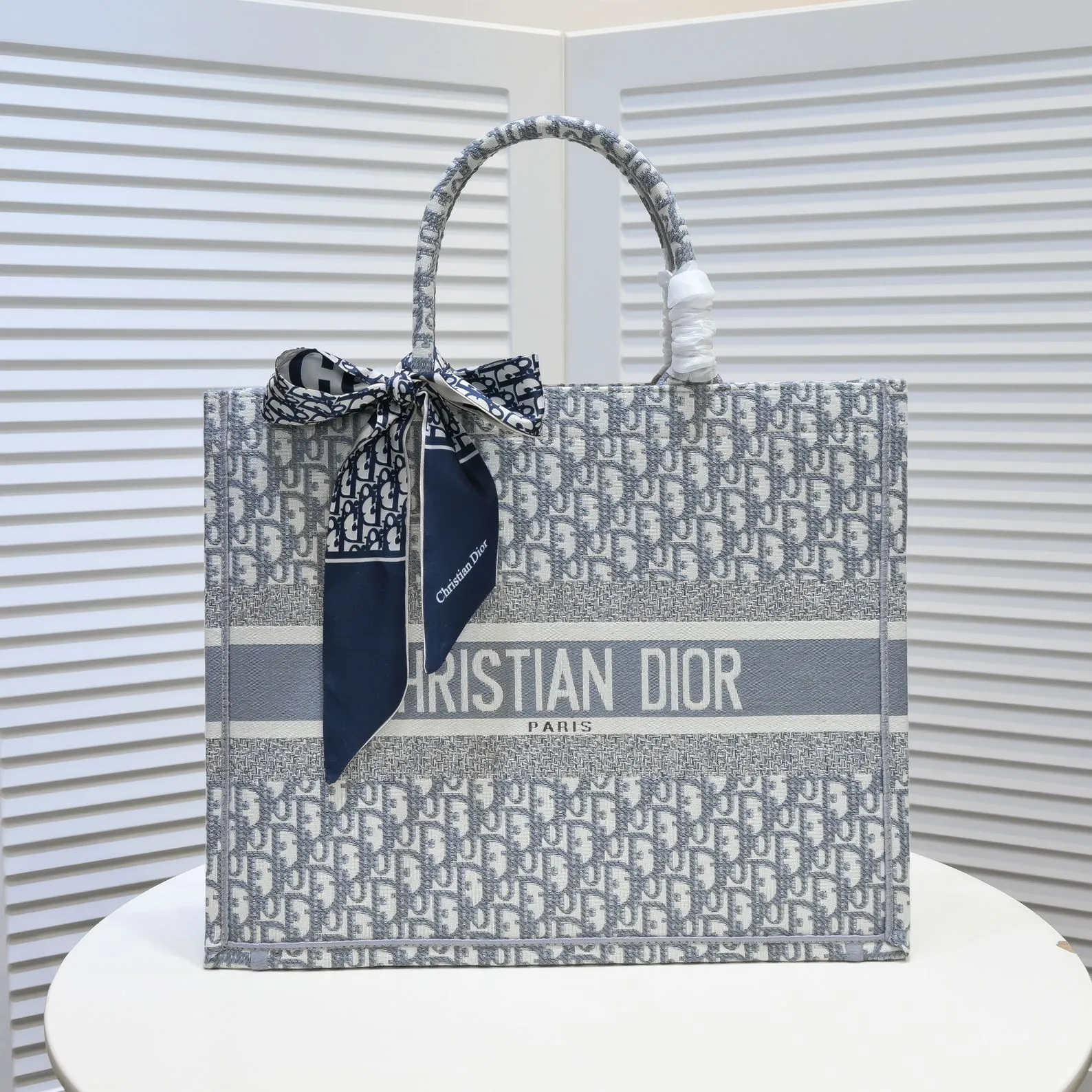 💰360￥With silk scarf, large size🔥 embroidered edge🔜Dior new shopping bag at Dior counter! Counters are updated simultaneously! Limited edition of the same style as the stars! Super stylish! Imported fabric👍high-end quality! You can go in and out of the counters at will without any pressure! The first choice for going out with super large capacity👍 Model: 8033 Size: 41*14*32cm