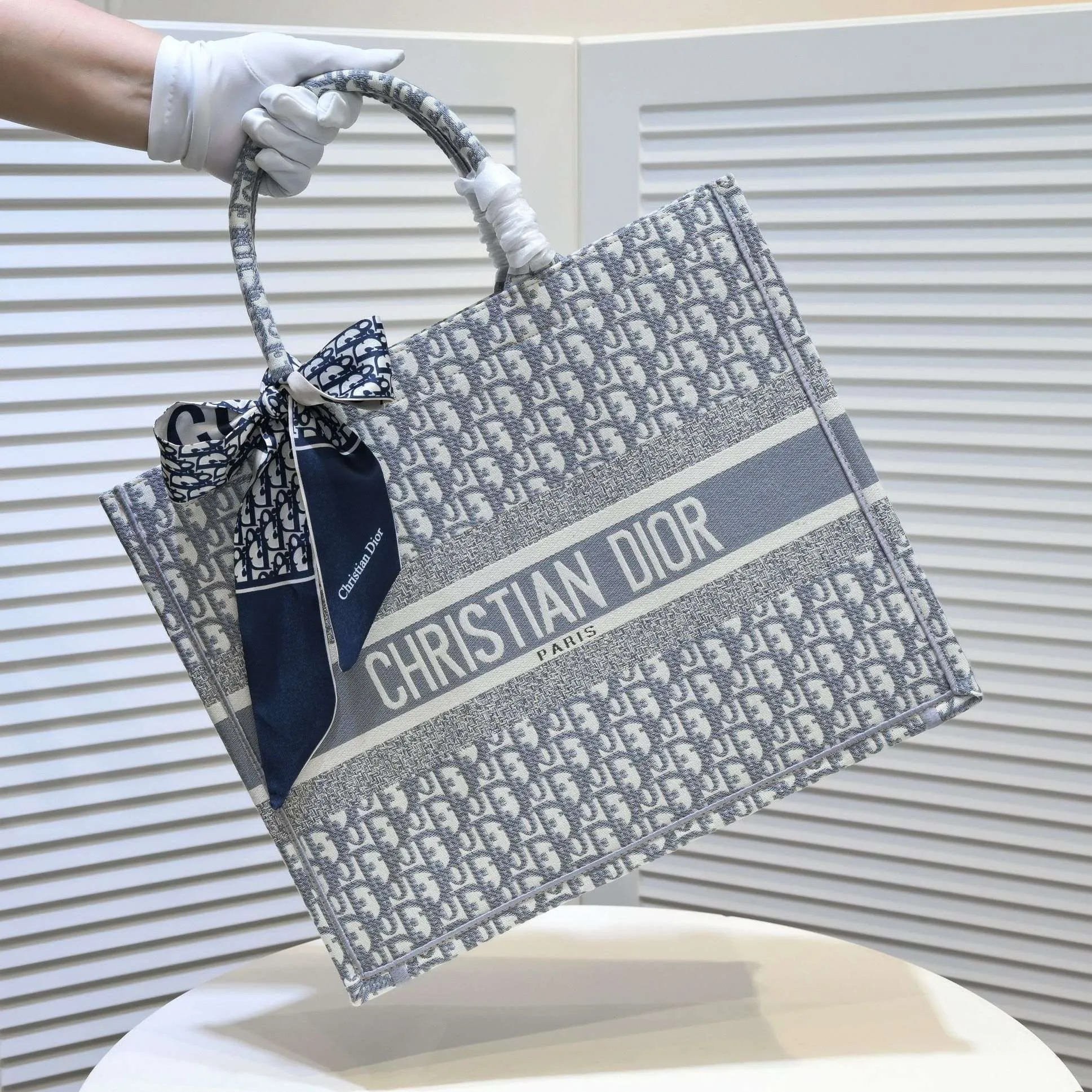 💰360￥With silk scarf, large size🔥 embroidered edge🔜Dior new shopping bag at Dior counter! Counters are updated simultaneously! Limited edition of the same style as the stars! Super stylish! Imported fabric👍high-end quality! You can go in and out of the counters at will without any pressure! The first choice for going out with super large capacity👍 Model: 8033 Size: 41*14*32cm