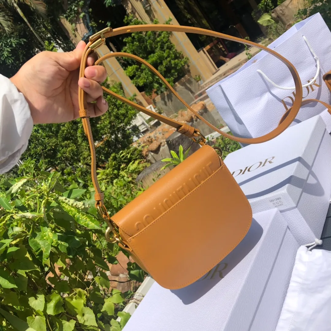 Top upgraded version💰1700 Small size: 18×14×5cm Dior’s new products are available through overseas channels! The Dior Bobby bag is designed as a shoulder bag, highlighting its elegant silhouette and harmonious proportions. This small bag is crafted from camel glossy calfskin and accented with antiqued gold hardware for added style. The interior is designed with suede leather, which is soft and rich in texture. With a detachable and adjustable shoulder strap embellished with a military-style buckle, it can be worn on the shoulder, cross-body or handheld.