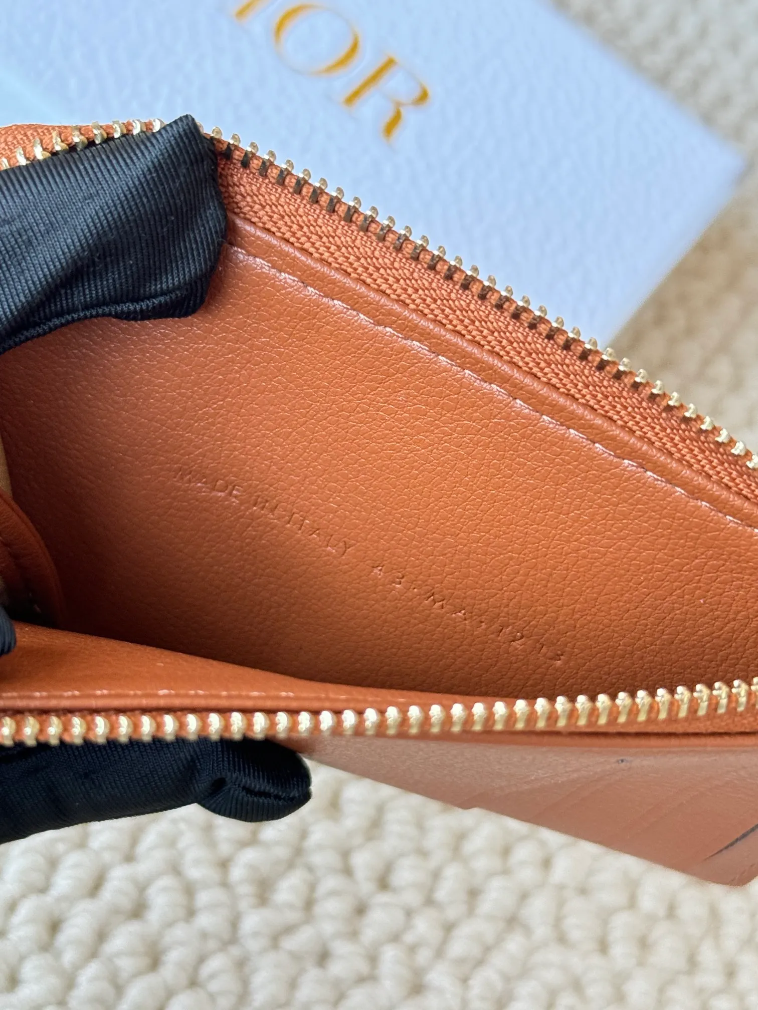 💰160Lady Dior Card Holder Sand color wallet I bought for the purpose of holding a discarded bag, L-shaped opening, seven-zig card holder pull No.: S5131 There are too many front pockets to hold cards. The banknotes need to be folded 40% off, 30% off can be placed but it has a zipper. The size is 13.5*8.5*1.5 cm. The Dior card holder meets my various needs. Compared with other styles, it is thin, compact and has a large capacity. There is no conspicuous big LOGO, it will not scratch when placed in the bag, and it is relatively low-key and classic. There is a special place for access control cards, so you don’t need to mix them with bank cards. When I used to swipe access control cards, I couldn’t swipe them because there were too many cards, so I had to take out the access control cards separately. There is a zipper, so you don't have to worry about putting important things out, and the zipper is half-open, so it's more convenient to put things in and take things out than having only one side.
