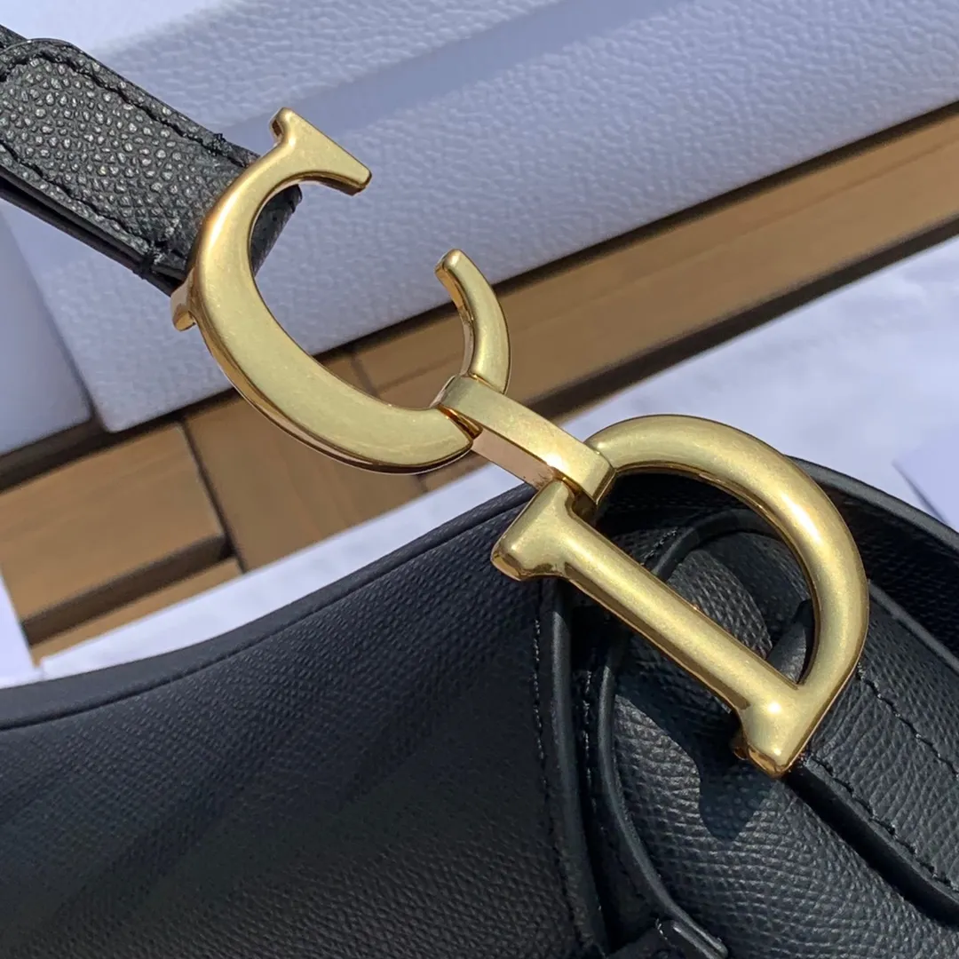 Top upgraded version 💰1700 Size: 25.5 x 20 x 6.5cm Black full leather saddle bag, first of all I want to say it is really expensive! I have talked with the channel before and the price is very high locally! This time, due to the epidemic, we were given an extremely low price. We are also very sure that this price can only be sold temporarily and will not happen again in the future!