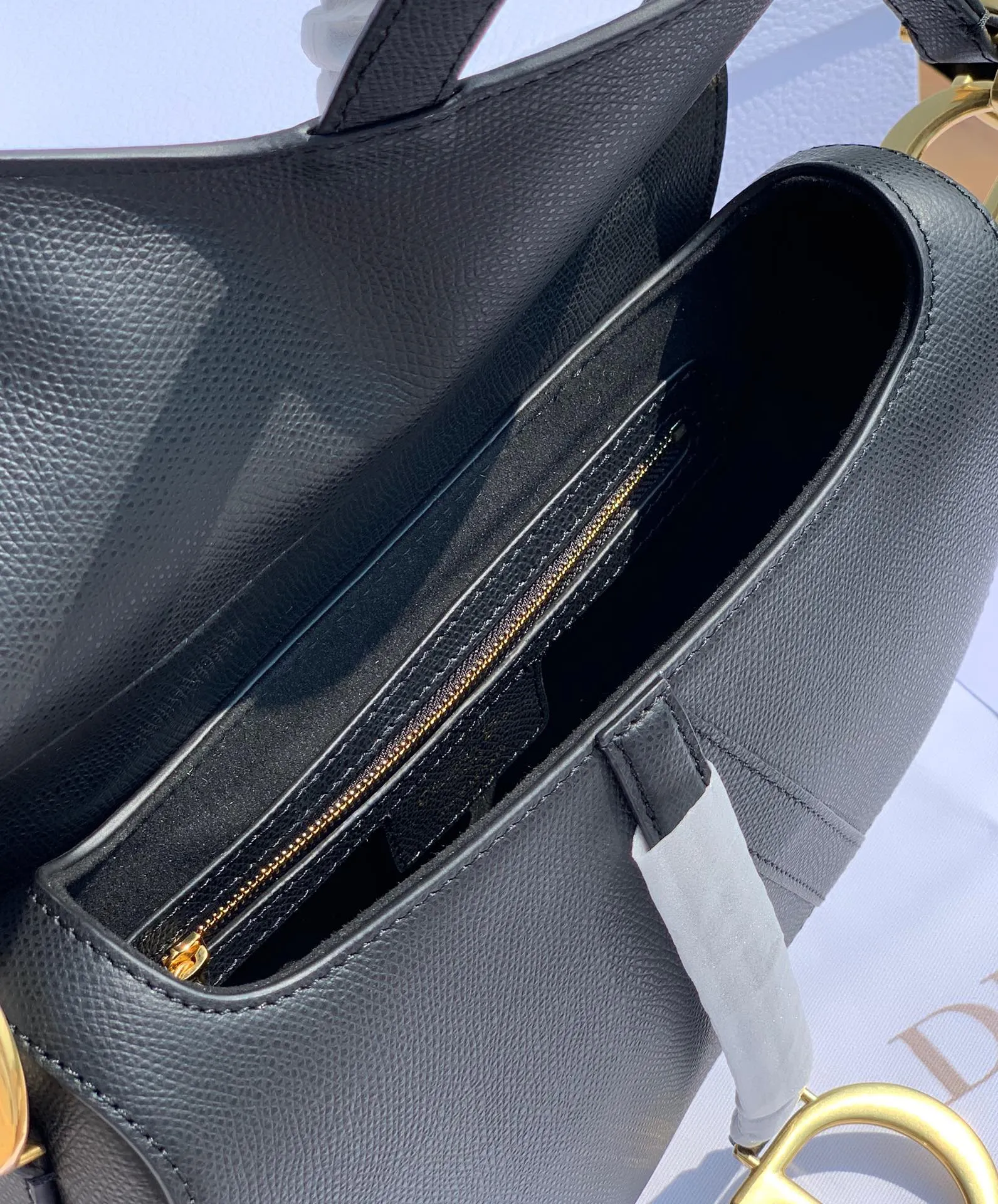 Top upgraded version 💰1700 Size: 25.5 x 20 x 6.5cm Black full leather saddle bag, first of all I want to say it is really expensive! I have talked with the channel before and the price is very high locally! This time, due to the epidemic, we were given an extremely low price. We are also very sure that this price can only be sold temporarily and will not happen again in the future!