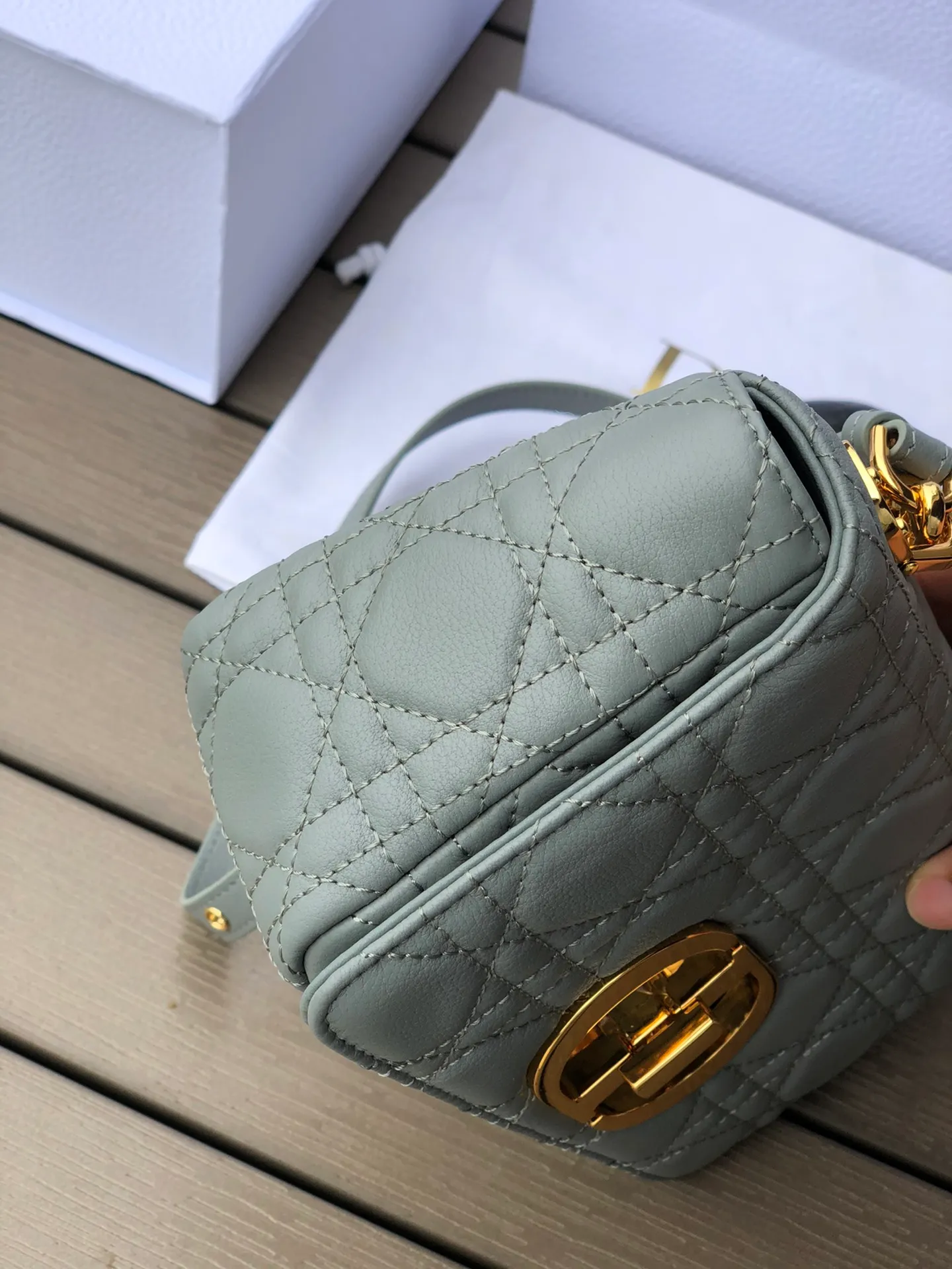 ❗️❗️❗️Free shipping with SF Express for year-end events❗️❗️❗️💰1800 Size: 20×12×7cm Specially available from Dior overseas channel resources❗️This Dior caro handbag combines elegance and modern style. Crafted from supple cow leather with cannage pattern topstitching. The flip cover is decorated with a metal knob-style "CD" clasp with an antique gold finish, and is paired with a detachable "CD" logo chain shoulder strap, which can be carried by hand, shoulder or cross-body. It can be replaced with an embroidered wide shoulder strap to embellish daily looks or add a bright finishing touch to evening wear.