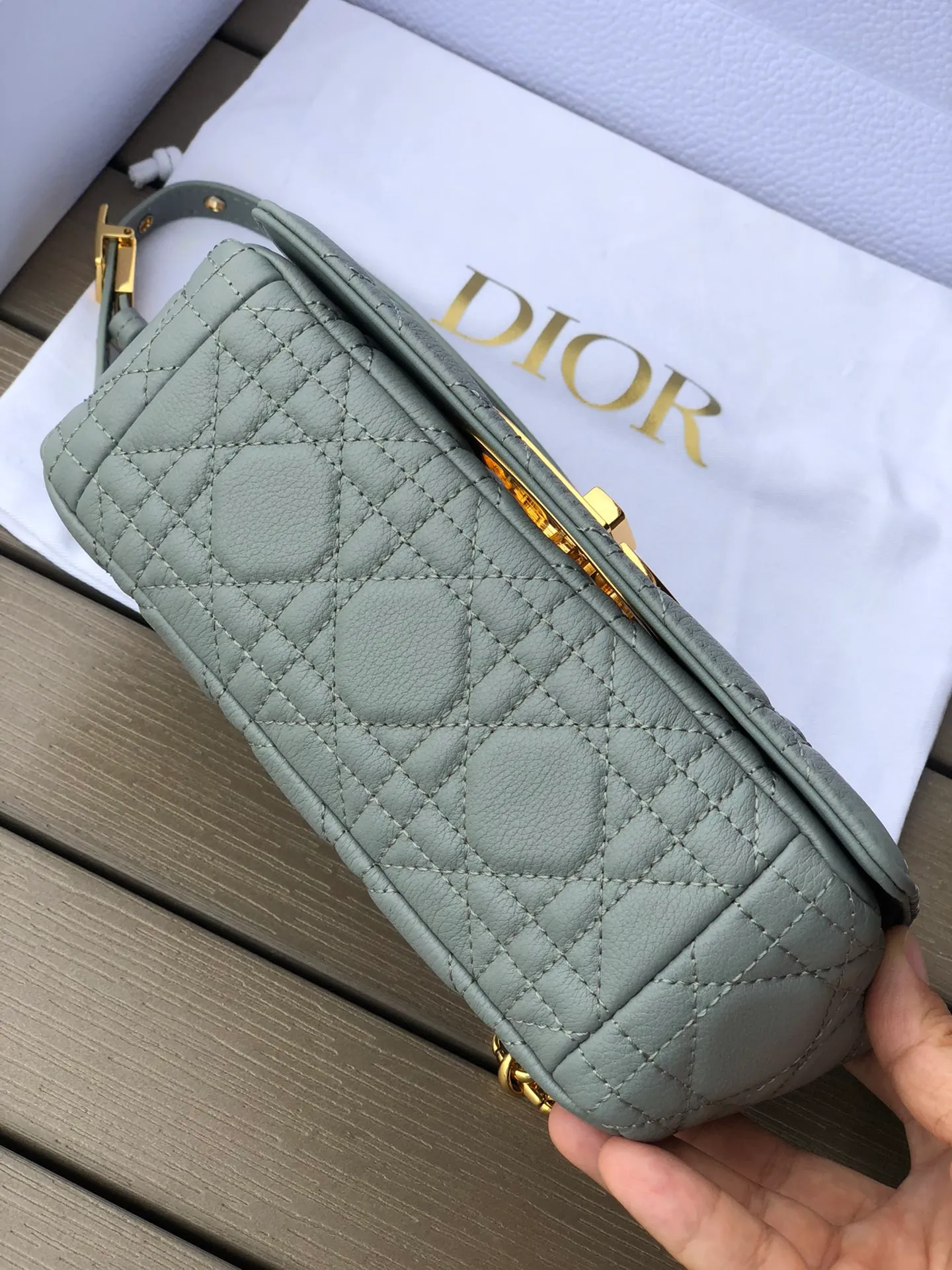 ❗️❗️❗️Free shipping with SF Express for year-end events❗️❗️❗️💰1800 Size: 20×12×7cm Specially available from Dior overseas channel resources❗️This Dior caro handbag combines elegance and modern style. Crafted from supple cow leather with cannage pattern topstitching. The flip cover is decorated with a metal knob-style "CD" clasp with an antique gold finish, and is paired with a detachable "CD" logo chain shoulder strap, which can be carried by hand, shoulder or cross-body. It can be replaced with an embroidered wide shoulder strap to embellish daily looks or add a bright finishing touch to evening wear.