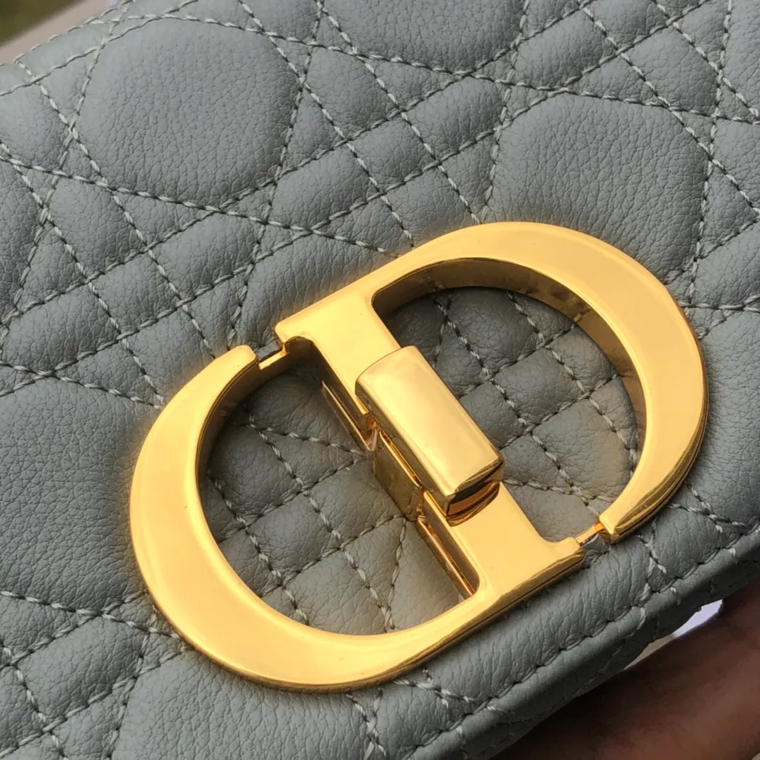 ❗️❗️❗️Free shipping with SF Express for year-end events❗️❗️❗️💰1800 Size: 20×12×7cm Specially available from Dior overseas channel resources❗️This Dior caro handbag combines elegance and modern style. Crafted from supple cow leather with cannage pattern topstitching. The flip cover is decorated with a metal knob-style "CD" clasp with an antique gold finish, and is paired with a detachable "CD" logo chain shoulder strap, which can be carried by hand, shoulder or cross-body. It can be replaced with an embroidered wide shoulder strap to embellish daily looks or add a bright finishing touch to evening wear.