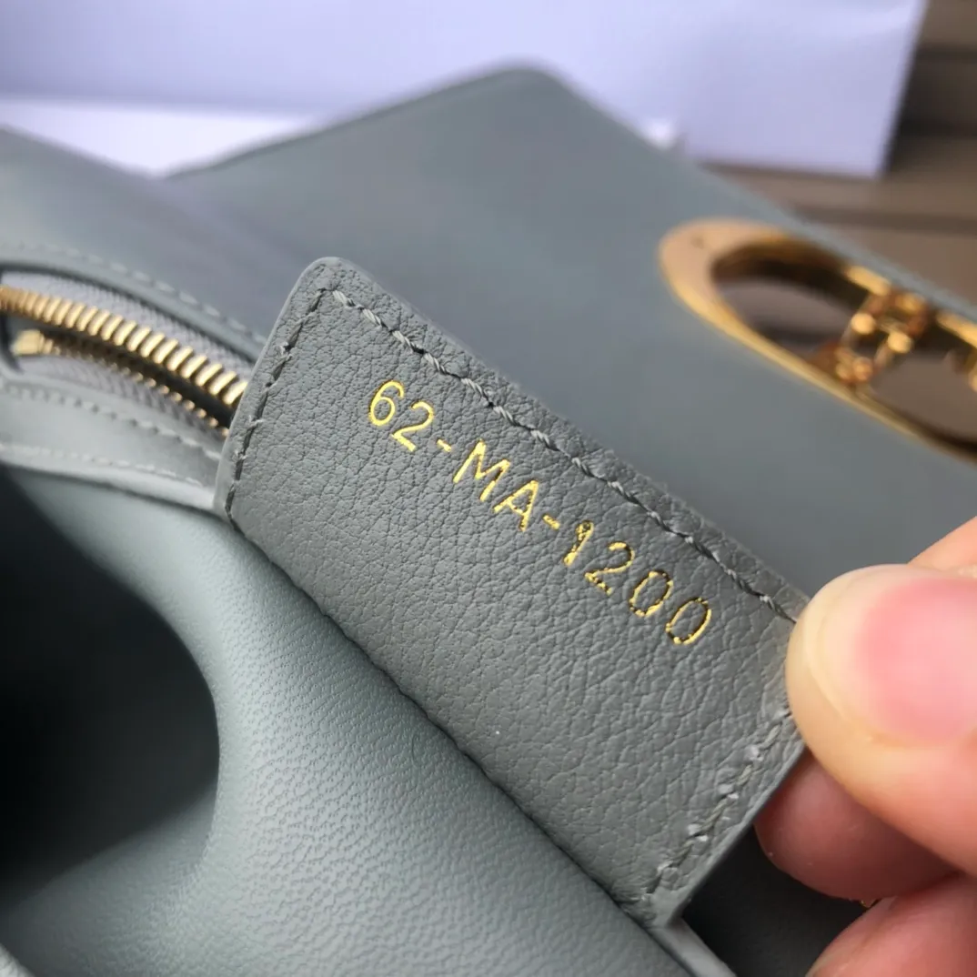 ❗️❗️❗️Free shipping with SF Express for year-end events❗️❗️❗️💰1800 Size: 20×12×7cm Specially available from Dior overseas channel resources❗️This Dior caro handbag combines elegance and modern style. Crafted from supple cow leather with cannage pattern topstitching. The flip cover is decorated with a metal knob-style "CD" clasp with an antique gold finish, and is paired with a detachable "CD" logo chain shoulder strap, which can be carried by hand, shoulder or cross-body. It can be replaced with an embroidered wide shoulder strap to embellish daily looks or add a bright finishing touch to evening wear.