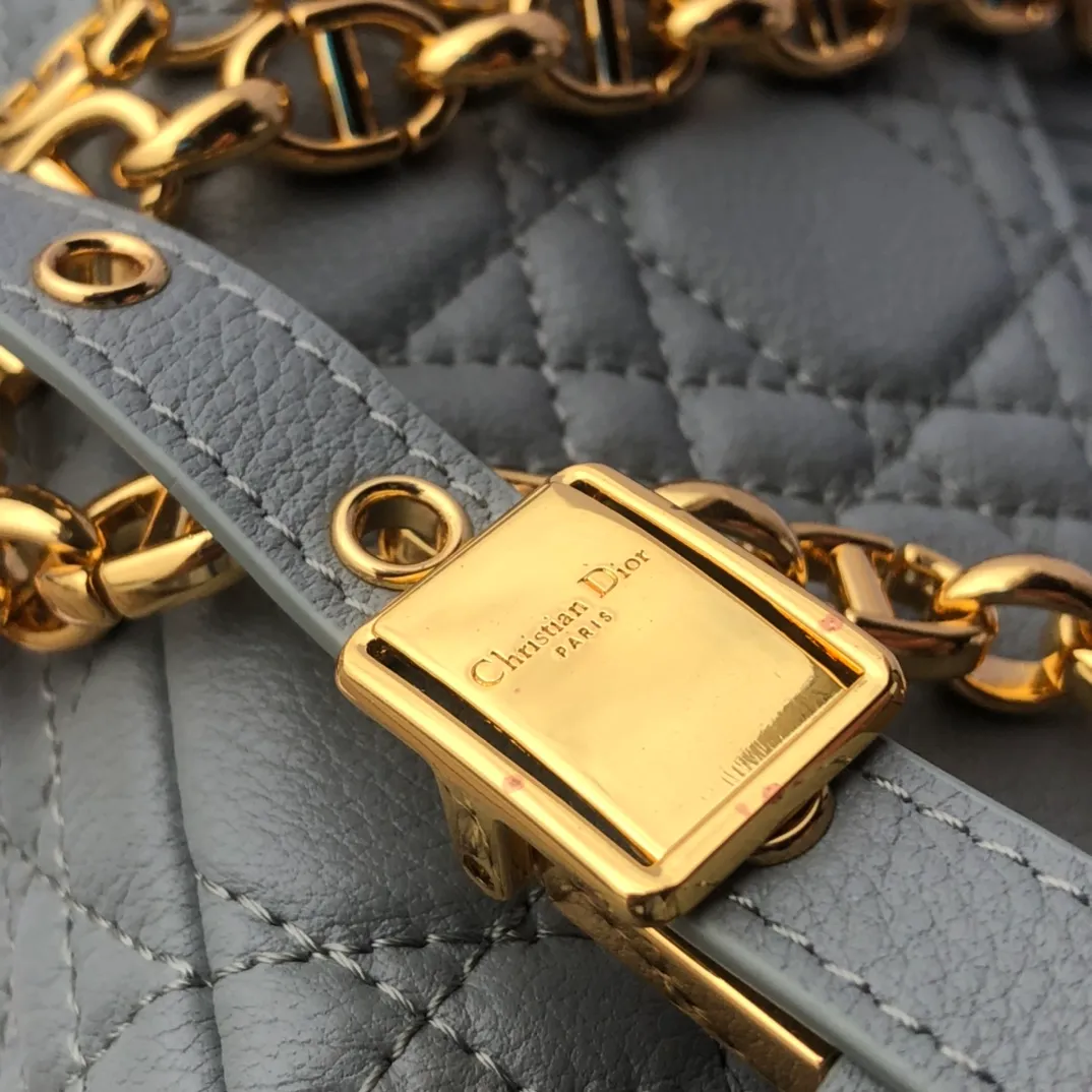 ❗️❗️❗️Free shipping with SF Express for year-end events❗️❗️❗️💰1800 Size: 20×12×7cm Specially available from Dior overseas channel resources❗️This Dior caro handbag combines elegance and modern style. Crafted from supple cow leather with cannage pattern topstitching. The flip cover is decorated with a metal knob-style "CD" clasp with an antique gold finish, and is paired with a detachable "CD" logo chain shoulder strap, which can be carried by hand, shoulder or cross-body. It can be replaced with an embroidered wide shoulder strap to embellish daily looks or add a bright finishing touch to evening wear.