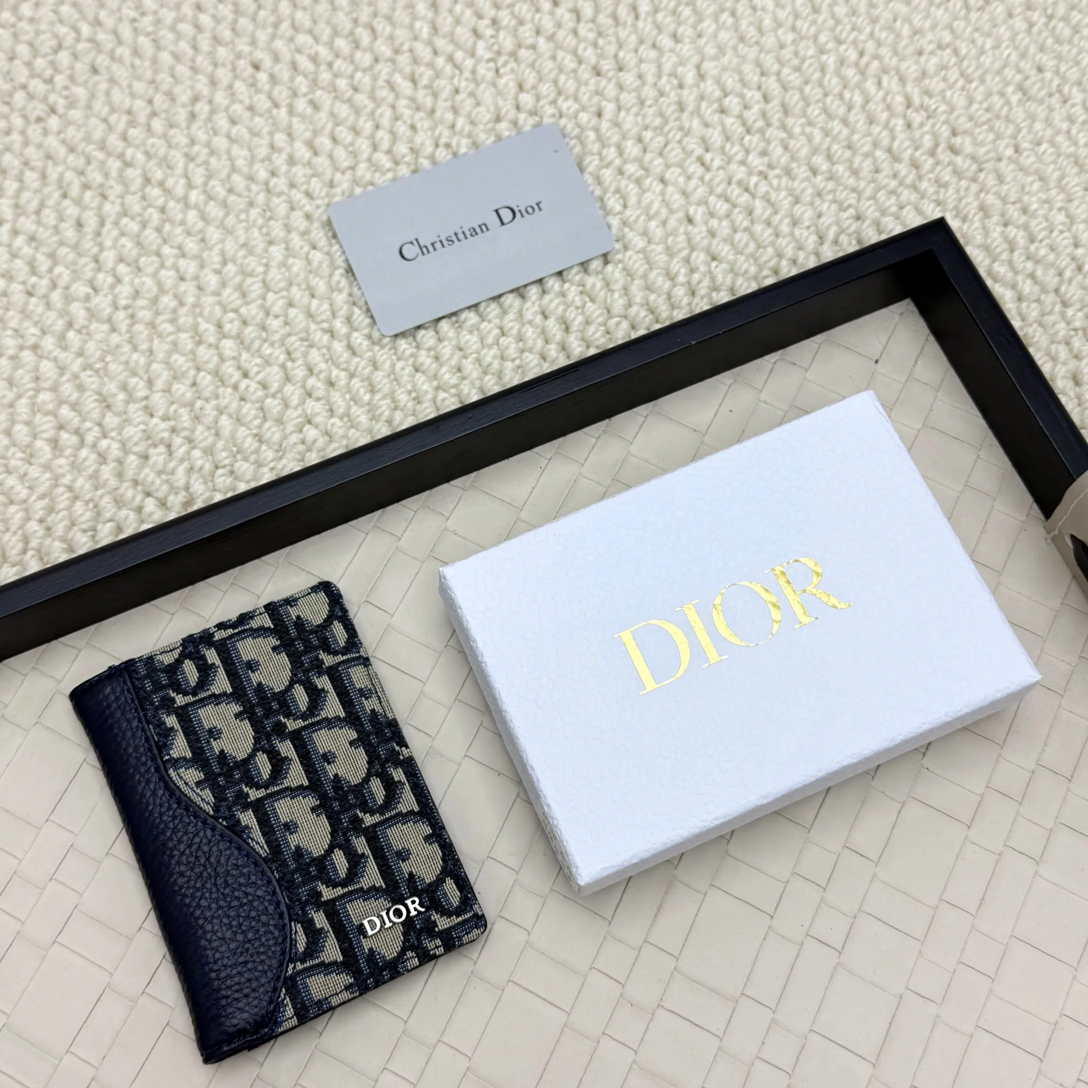💰120💋Dior’s new bi-fold card holder is an elegant accessory that showcases Dior’s exquisite craftsmanship. Crafted from black inlaid grained calfskin, this card holder is detailed with beige and black Oblique print fabric details that accentuate the classic saddle silhouette. There are three card slots on each side and two compartments for storing bills and cash. Elegantly styled with a metal-clad brass Dior signature on the front, it fits easily into any pocket. Style number: H138 Size: 8.2*11.2cm