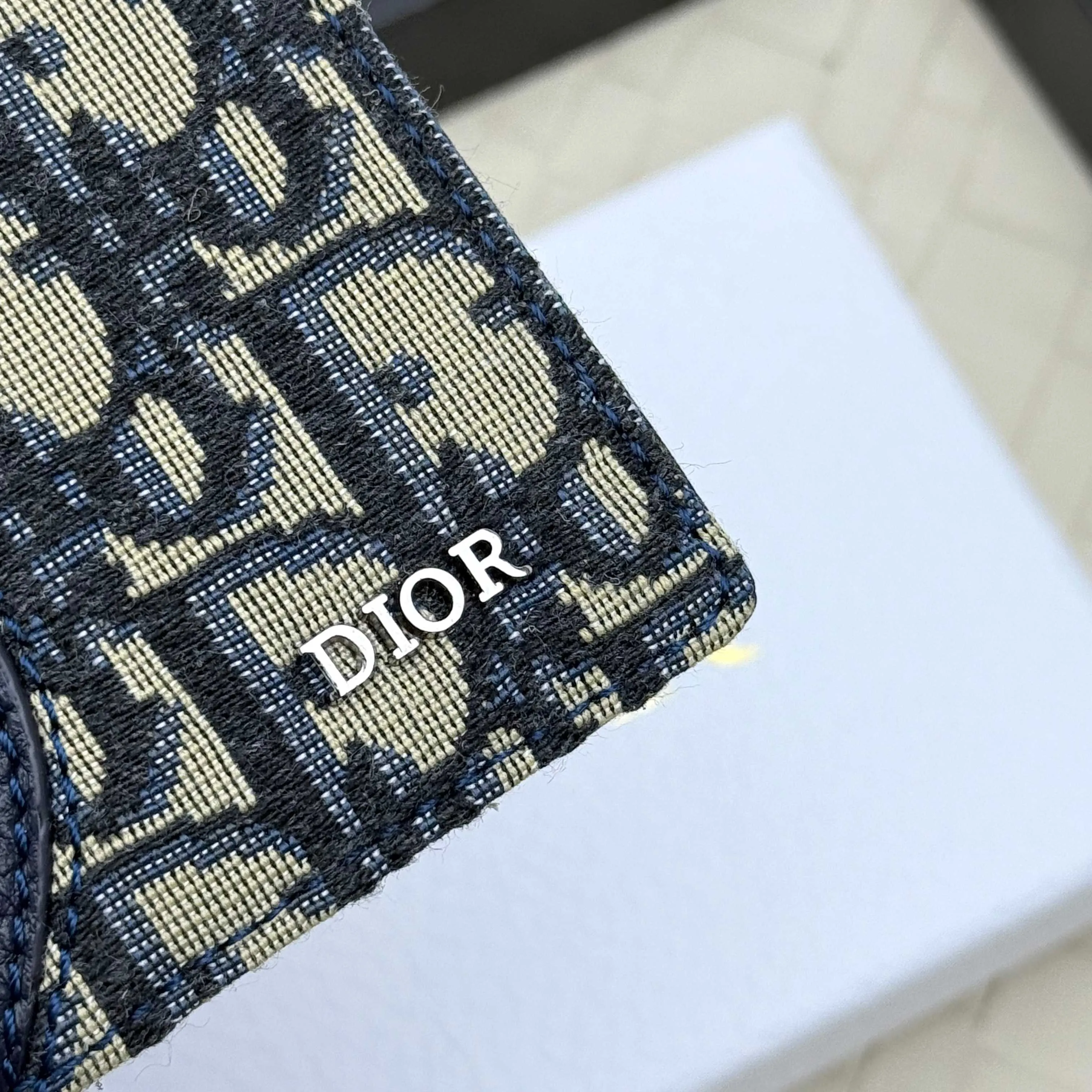💰120💋Dior’s new bi-fold card holder is an elegant accessory that showcases Dior’s exquisite craftsmanship. Crafted from black inlaid grained calfskin, this card holder is detailed with beige and black Oblique print fabric details that accentuate the classic saddle silhouette. There are three card slots on each side and two compartments for storing bills and cash. Elegantly styled with a metal-clad brass Dior signature on the front, it fits easily into any pocket. Style number: H138 Size: 8.2*11.2cm