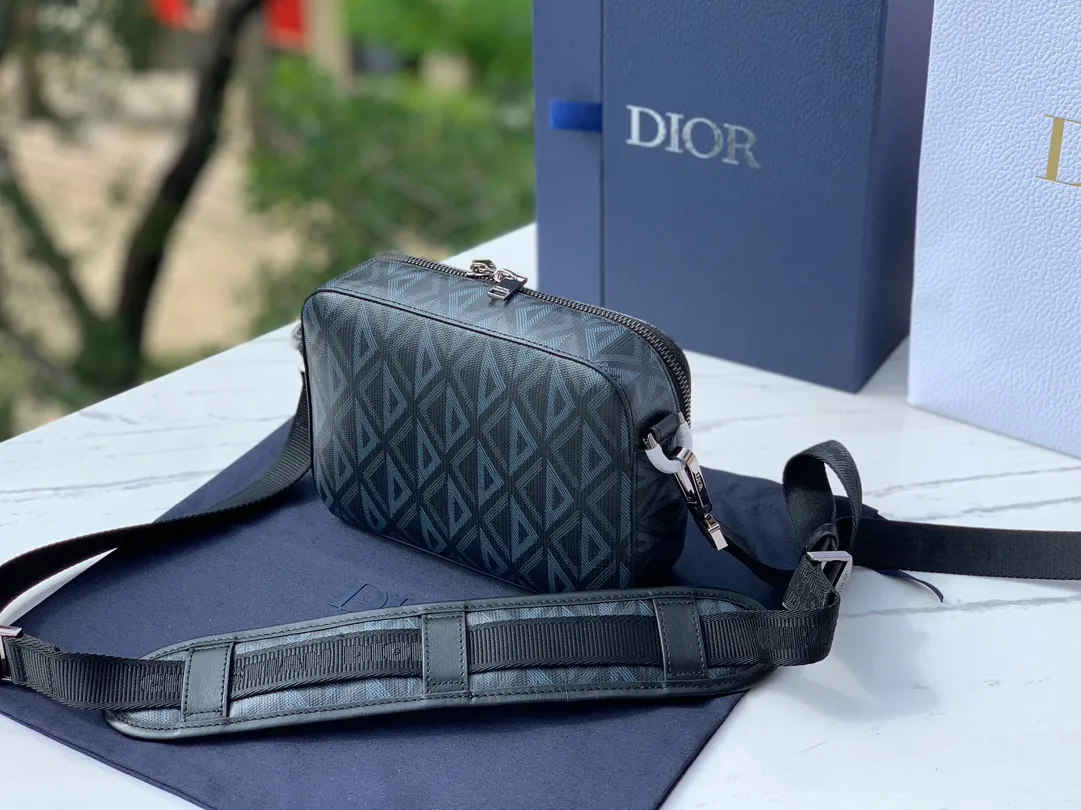 Top upgraded version 💰1400 Size: 17X12.5X5cm Dior 23 new Rider series men’s messenger bag, this Safari messenger bag is practical and compact, easy to carry every day. Carefully crafted from black CD Diamond pattern canvas, the fabric is lightweight, has good gloss, and has a diamond-like charming rhombus shape, with a distinctive visual three-dimensionality and fullness. The zipper compartment and front pocket can store various daily necessities. It is equipped with an adjustable Christian Dior shoulder strap, which can be carried on the shoulder or crossbody, and the upper body is comfortable!