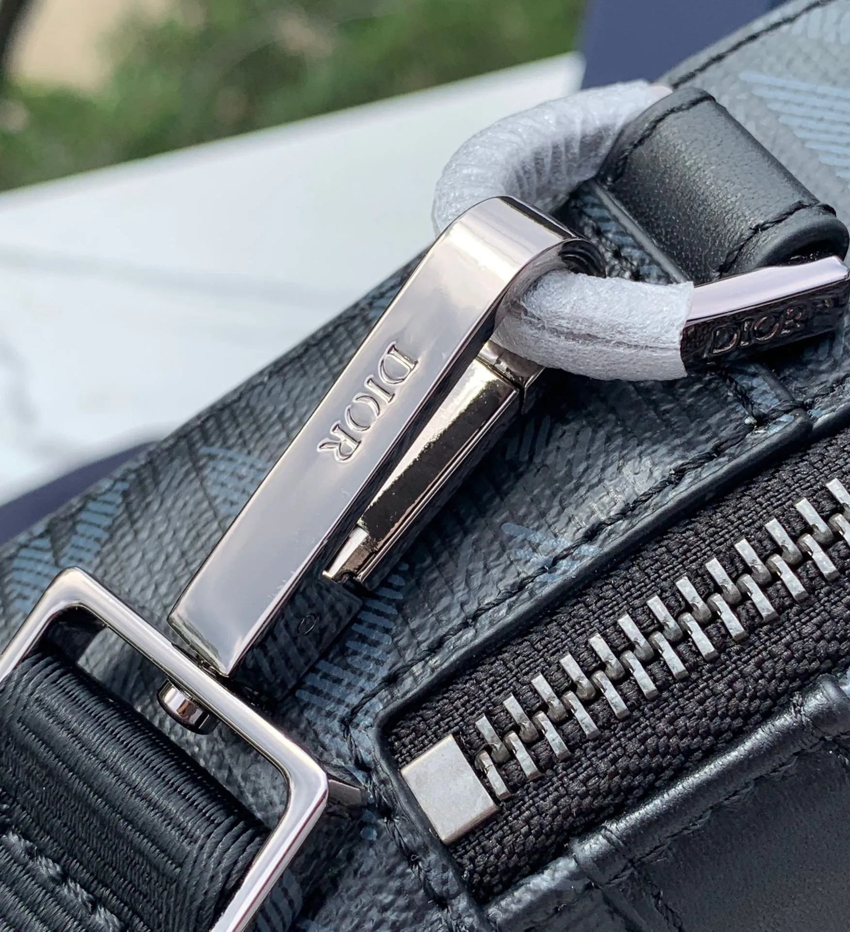 Top upgraded version 💰1400 Size: 17X12.5X5cm Dior 23 new Rider series men’s messenger bag, this Safari messenger bag is practical and compact, easy to carry every day. Carefully crafted from black CD Diamond pattern canvas, the fabric is lightweight, has good gloss, and has a diamond-like charming rhombus shape, with a distinctive visual three-dimensionality and fullness. The zipper compartment and front pocket can store various daily necessities. It is equipped with an adjustable Christian Dior shoulder strap, which can be carried on the shoulder or crossbody, and the upper body is comfortable!
