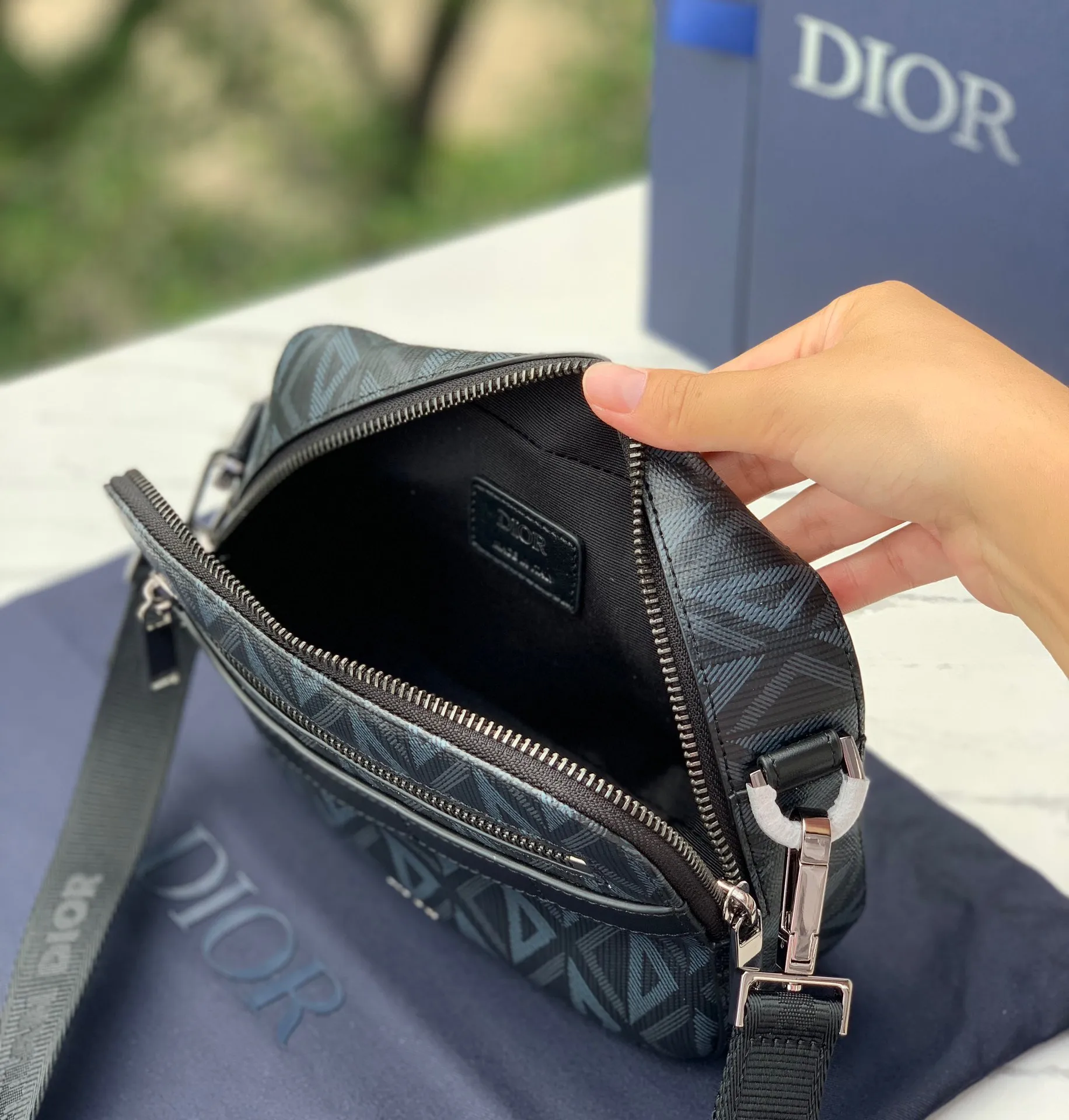 Top upgraded version 💰1400 Size: 17X12.5X5cm Dior 23 new Rider series men’s messenger bag, this Safari messenger bag is practical and compact, easy to carry every day. Carefully crafted from black CD Diamond pattern canvas, the fabric is lightweight, has good gloss, and has a diamond-like charming rhombus shape, with a distinctive visual three-dimensionality and fullness. The zipper compartment and front pocket can store various daily necessities. It is equipped with an adjustable Christian Dior shoulder strap, which can be carried on the shoulder or crossbody, and the upper body is comfortable!