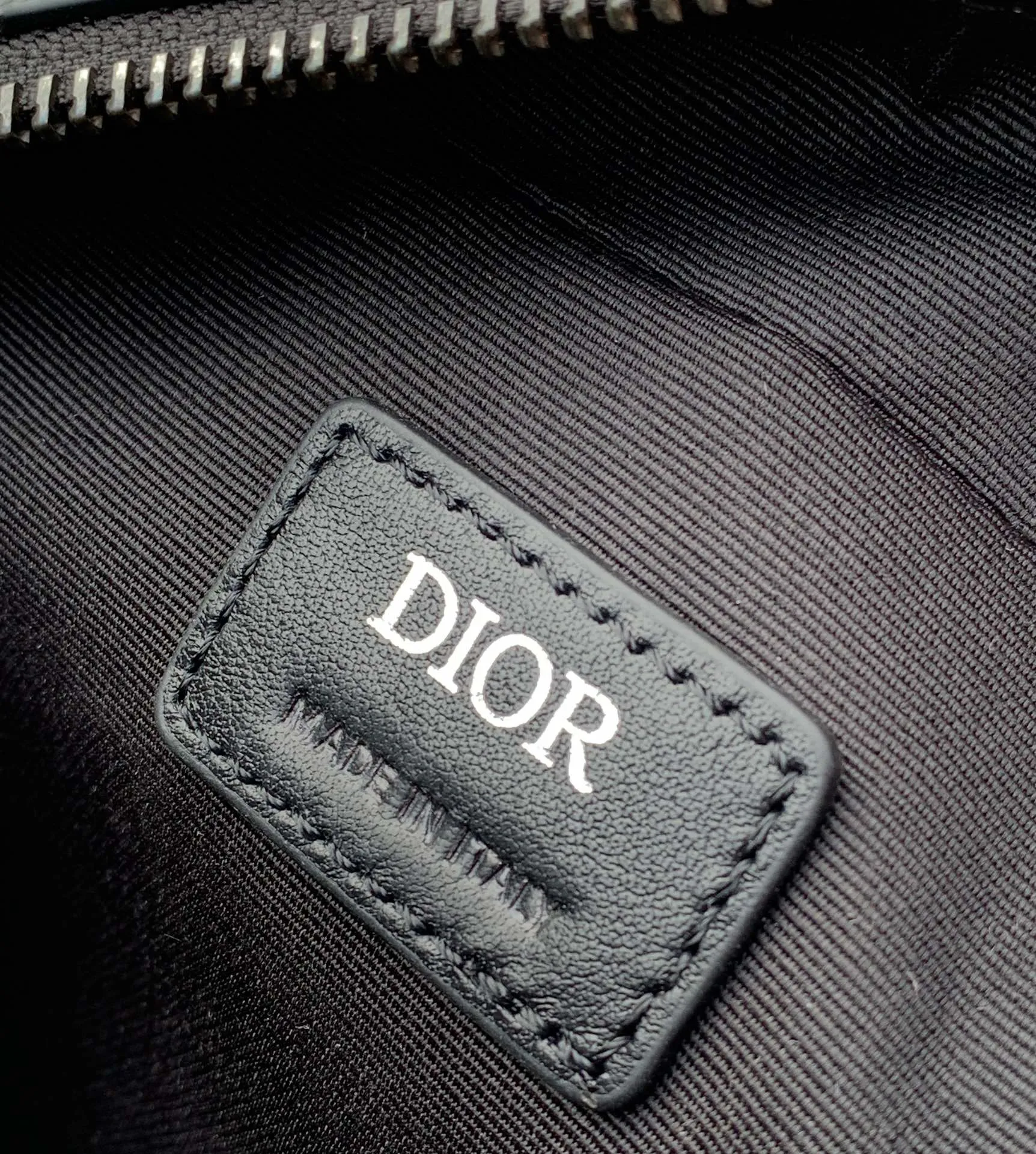 Top upgraded version 💰1400 Size: 17X12.5X5cm Dior 23 new Rider series men’s messenger bag, this Safari messenger bag is practical and compact, easy to carry every day. Carefully crafted from black CD Diamond pattern canvas, the fabric is lightweight, has good gloss, and has a diamond-like charming rhombus shape, with a distinctive visual three-dimensionality and fullness. The zipper compartment and front pocket can store various daily necessities. It is equipped with an adjustable Christian Dior shoulder strap, which can be carried on the shoulder or crossbody, and the upper body is comfortable!