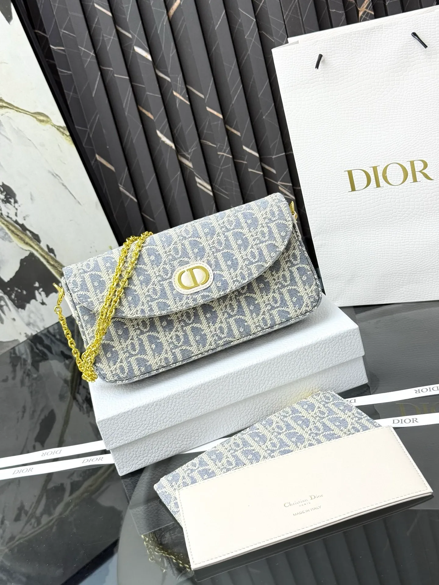 💰290💰New🎀🎀DIOR Dior’s latest crossbody bag for autumn and winter 2025. The shape of the 3-in-1 bag is so cute, it is small and exquisite. It is made of Obliaue presbyopic fabric and the iconic letters enhance the style. The 3-in-1 capacity can store various daily necessities and mobile phone card change. It can be beautiful when you go out every day. Size: 21.5*12*2cm No.: S4306 Color: gray, white, blue, maroon