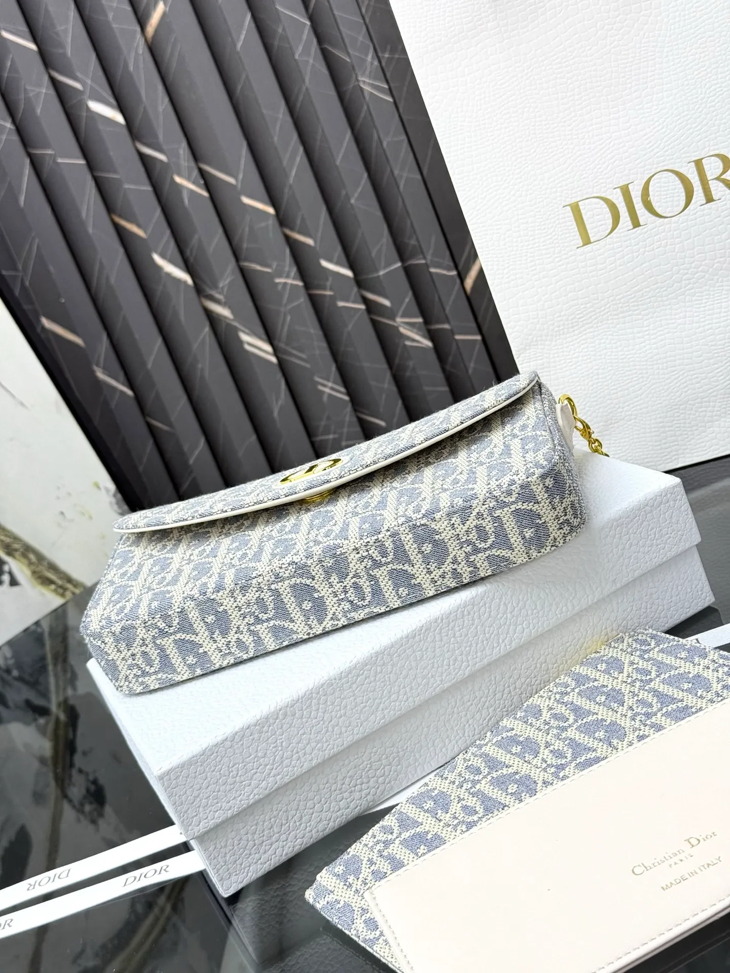 💰290💰New🎀🎀DIOR Dior’s latest crossbody bag for autumn and winter 2025. The shape of the 3-in-1 bag is so cute, it is small and exquisite. It is made of Obliaue presbyopic fabric and the iconic letters enhance the style. The 3-in-1 capacity can store various daily necessities and mobile phone card change. It can be beautiful when you go out every day. Size: 21.5*12*2cm No.: S4306 Color: gray, white, blue, maroon