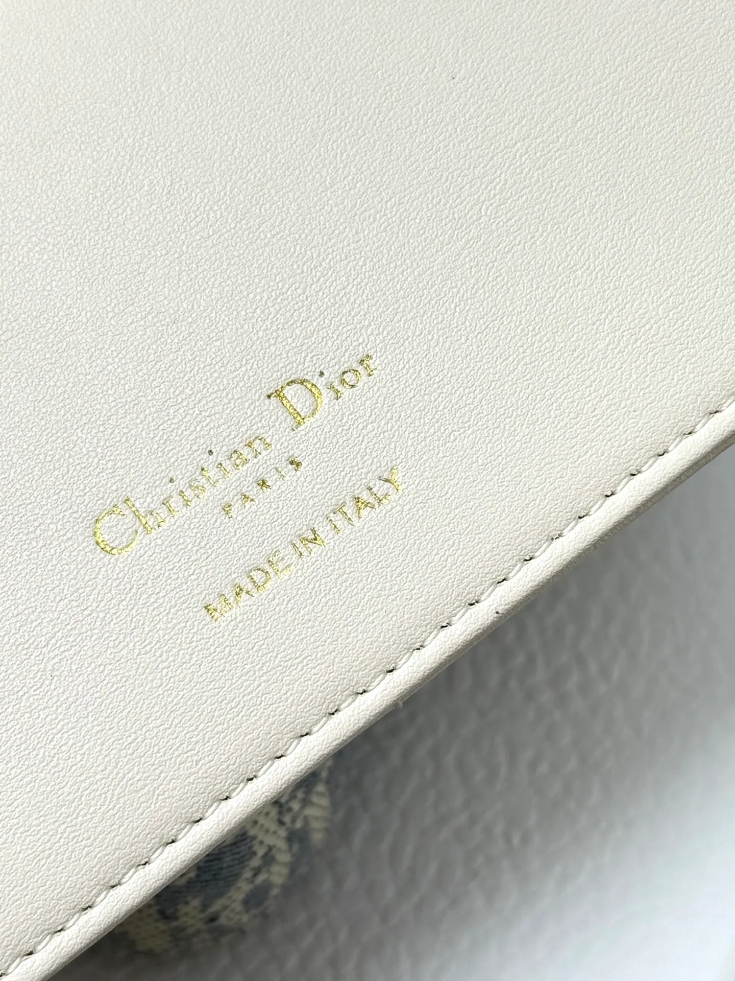 💰290💰New🎀🎀DIOR Dior’s latest crossbody bag for autumn and winter 2025. The shape of the 3-in-1 bag is so cute, it is small and exquisite. It is made of Obliaue presbyopic fabric and the iconic letters enhance the style. The 3-in-1 capacity can store various daily necessities and mobile phone card change. It can be beautiful when you go out every day. Size: 21.5*12*2cm No.: S4306 Color: gray, white, blue, maroon