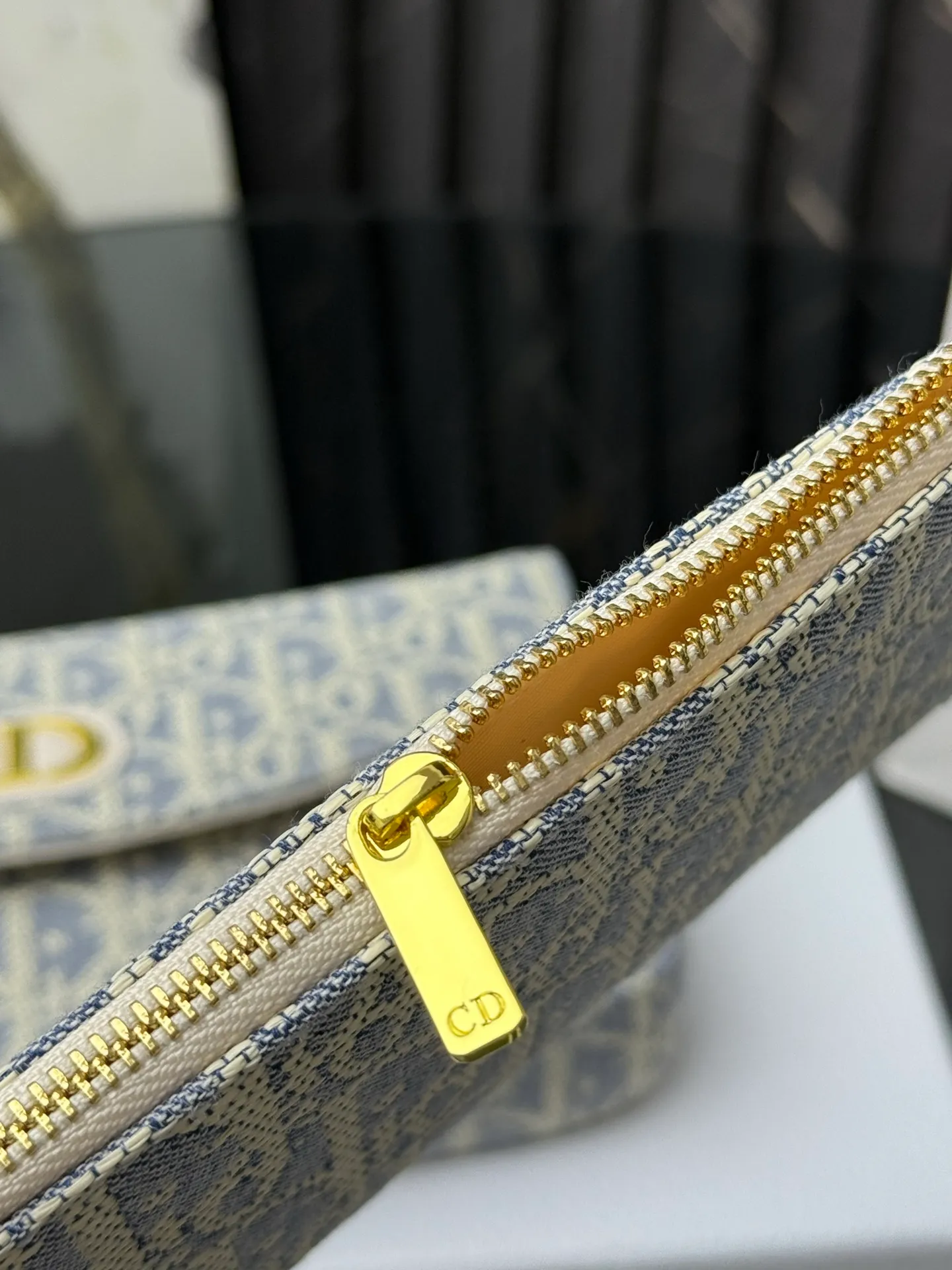 💰290💰New🎀🎀DIOR Dior’s latest crossbody bag for autumn and winter 2025. The shape of the 3-in-1 bag is so cute, it is small and exquisite. It is made of Obliaue presbyopic fabric and the iconic letters enhance the style. The 3-in-1 capacity can store various daily necessities and mobile phone card change. It can be beautiful when you go out every day. Size: 21.5*12*2cm No.: S4306 Color: gray, white, blue, maroon