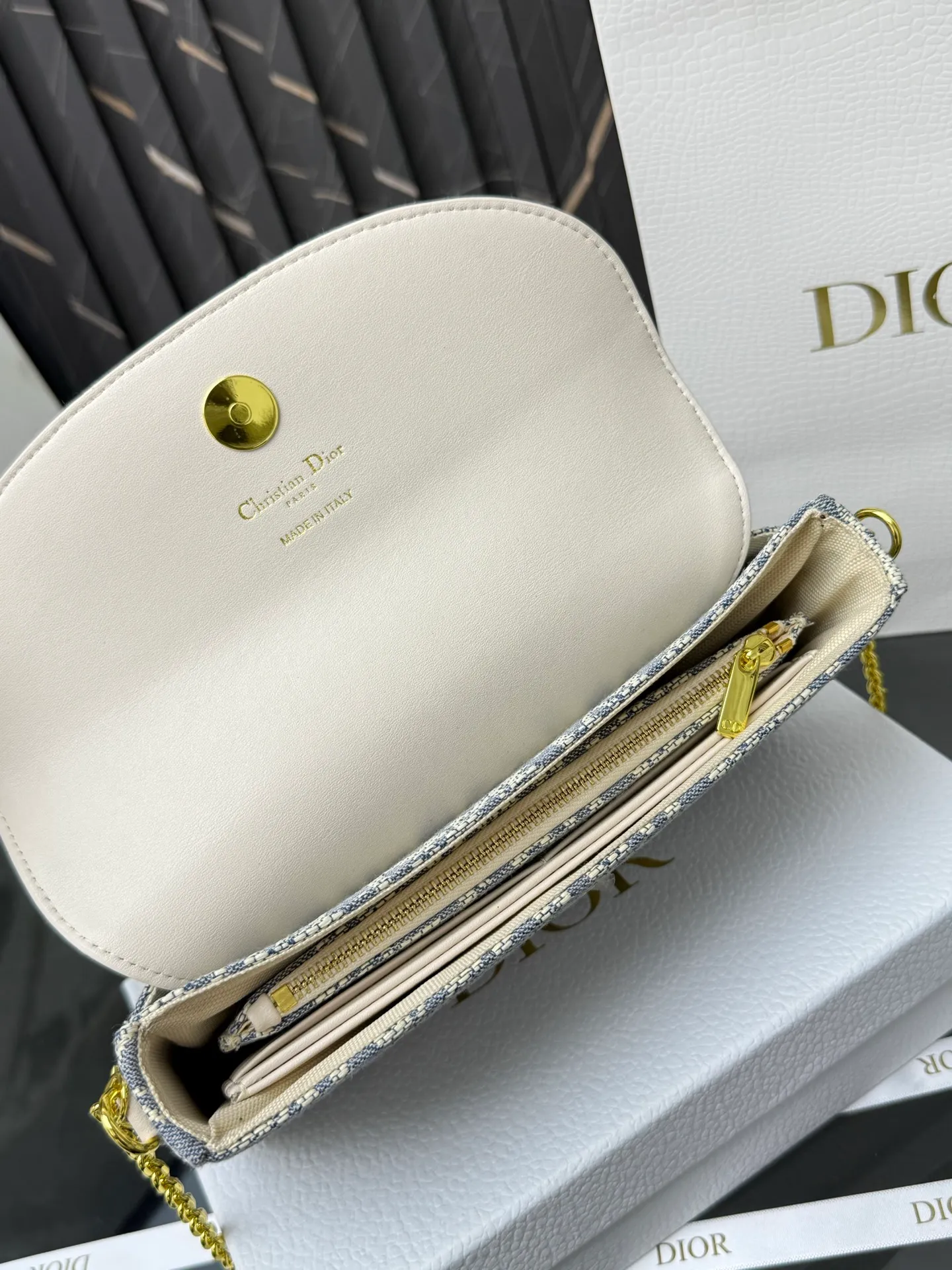 💰290💰New🎀🎀DIOR Dior’s latest crossbody bag for autumn and winter 2025. The shape of the 3-in-1 bag is so cute, it is small and exquisite. It is made of Obliaue presbyopic fabric and the iconic letters enhance the style. The 3-in-1 capacity can store various daily necessities and mobile phone card change. It can be beautiful when you go out every day. Size: 21.5*12*2cm No.: S4306 Color: gray, white, blue, maroon