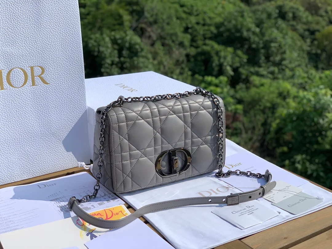 Top upgraded version 💰1900 Size 25-15-8cm [Gray gun buckle] Overseas channels, this year's Dior Caro is newer than the previous Caro. The check pattern is larger and the surface is padded. It uses fetal cowhide imported from Italy. It is soft and glutinous and super comfortable ~ a bit like sheepskin, but not as delicate as sheepskin and not easy to scratch. The previous gold chain has been replaced by gunmetal color, adding some retro and low-key feeling~