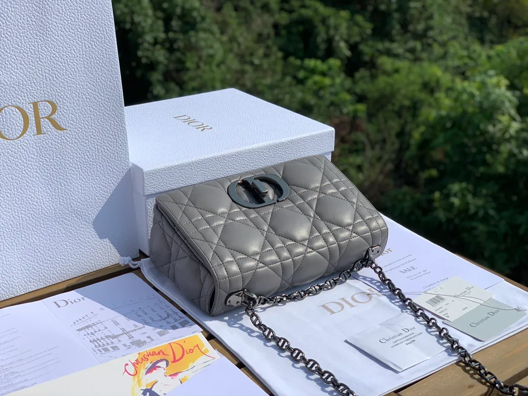 Top upgraded version 💰1900 Size 25-15-8cm [Gray gun buckle] Overseas channels, this year's Dior Caro is newer than the previous Caro. The check pattern is larger and the surface is padded. It uses fetal cowhide imported from Italy. It is soft and glutinous and super comfortable ~ a bit like sheepskin, but not as delicate as sheepskin and not easy to scratch. The previous gold chain has been replaced by gunmetal color, adding some retro and low-key feeling~