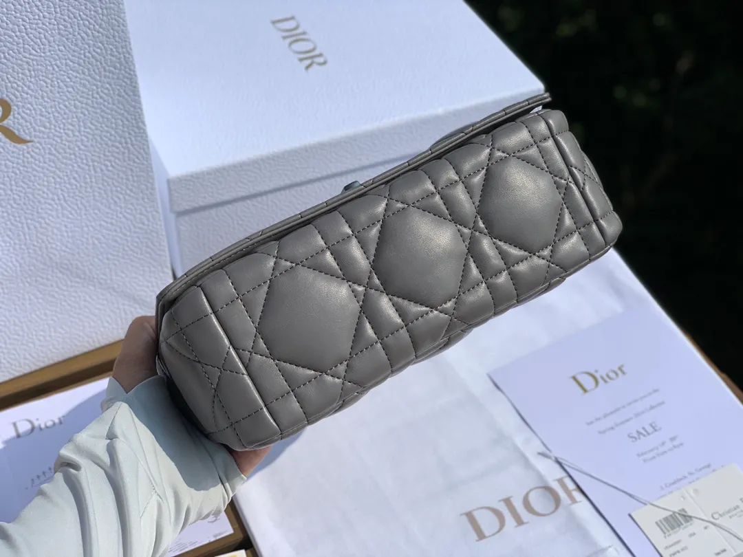 Top upgraded version 💰1900 Size 25-15-8cm [Gray gun buckle] Overseas channels, this year's Dior Caro is newer than the previous Caro. The check pattern is larger and the surface is padded. It uses fetal cowhide imported from Italy. It is soft and glutinous and super comfortable ~ a bit like sheepskin, but not as delicate as sheepskin and not easy to scratch. The previous gold chain has been replaced by gunmetal color, adding some retro and low-key feeling~