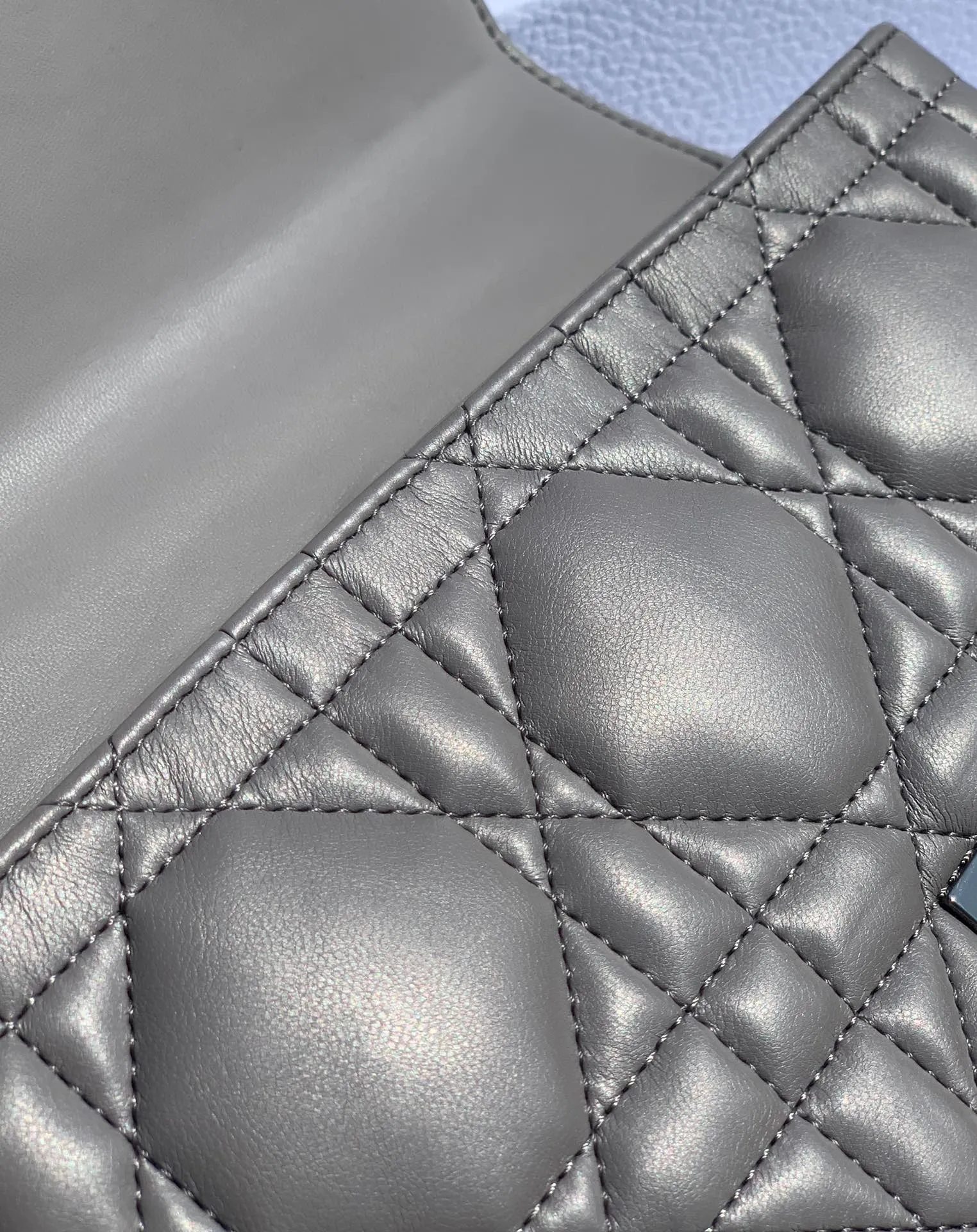 Top upgraded version 💰1900 Size 25-15-8cm [Gray gun buckle] Overseas channels, this year's Dior Caro is newer than the previous Caro. The check pattern is larger and the surface is padded. It uses fetal cowhide imported from Italy. It is soft and glutinous and super comfortable ~ a bit like sheepskin, but not as delicate as sheepskin and not easy to scratch. The previous gold chain has been replaced by gunmetal color, adding some retro and low-key feeling~