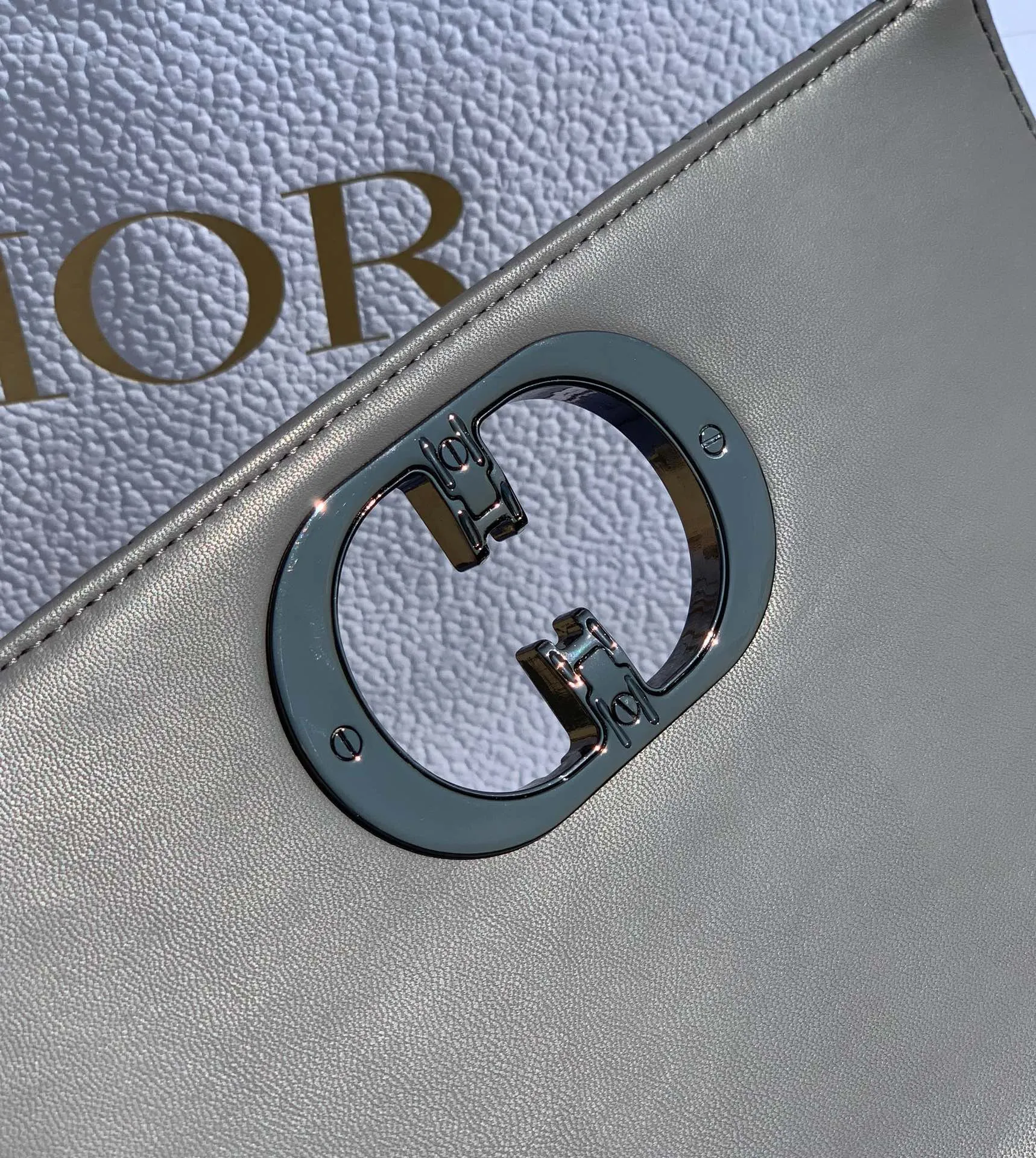Top upgraded version 💰1900 Size 25-15-8cm [Gray gun buckle] Overseas channels, this year's Dior Caro is newer than the previous Caro. The check pattern is larger and the surface is padded. It uses fetal cowhide imported from Italy. It is soft and glutinous and super comfortable ~ a bit like sheepskin, but not as delicate as sheepskin and not easy to scratch. The previous gold chain has been replaced by gunmetal color, adding some retro and low-key feeling~