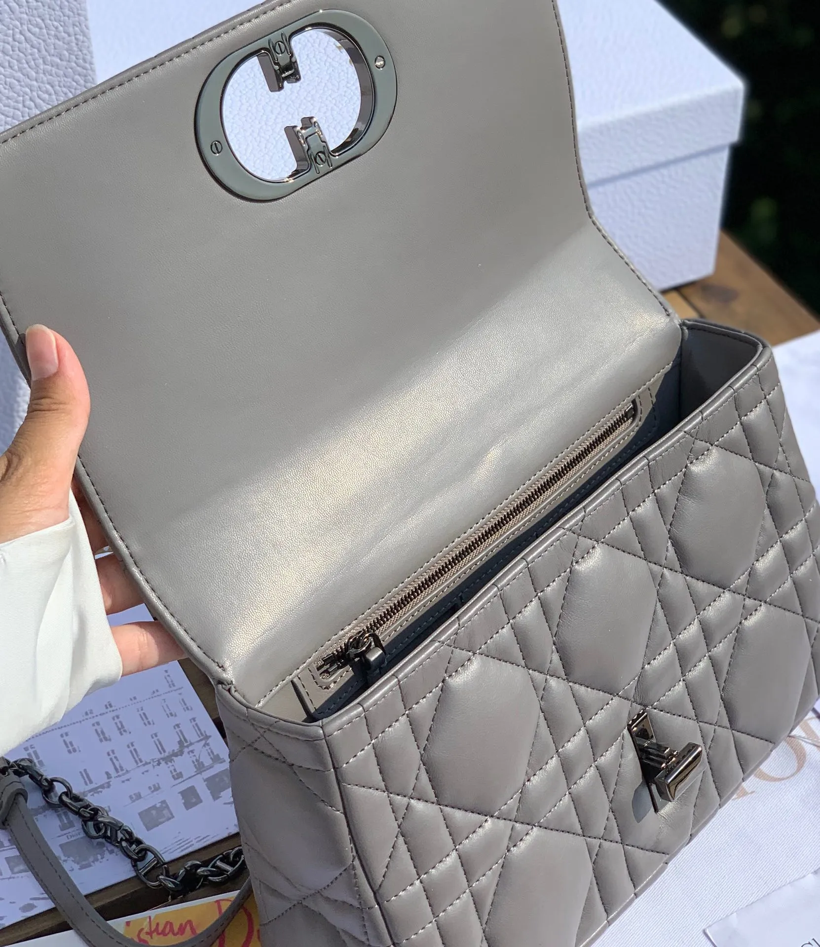 Top upgraded version 💰1900 Size 25-15-8cm [Gray gun buckle] Overseas channels, this year's Dior Caro is newer than the previous Caro. The check pattern is larger and the surface is padded. It uses fetal cowhide imported from Italy. It is soft and glutinous and super comfortable ~ a bit like sheepskin, but not as delicate as sheepskin and not easy to scratch. The previous gold chain has been replaced by gunmetal color, adding some retro and low-key feeling~