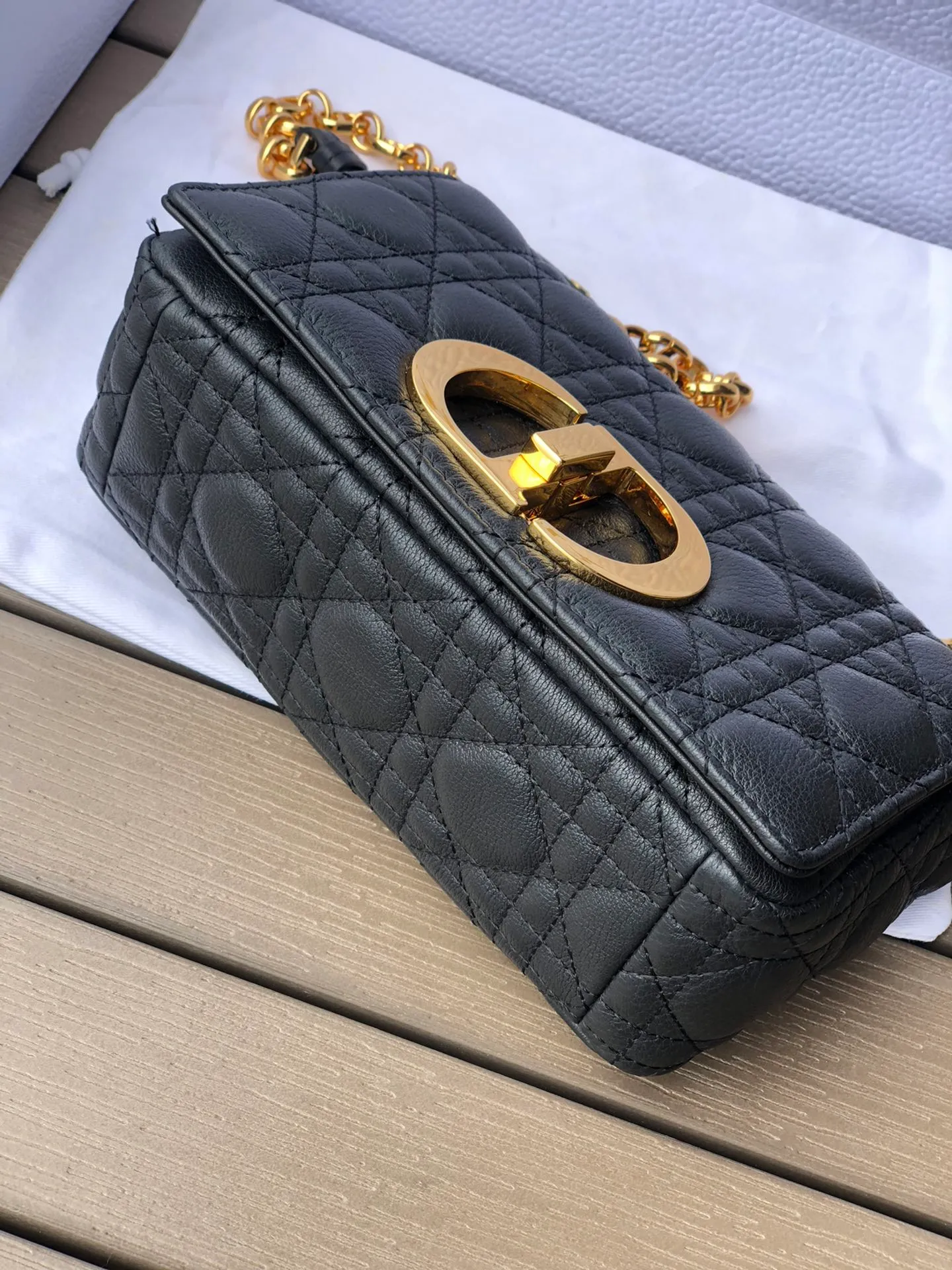 Top upgraded version💰1800 Size: 20×12×7cm Specially available from Dior overseas channel resources❗️This Dior caro handbag combines elegance and modern style. Crafted from supple cow leather with cannage pattern topstitching. The flip cover is decorated with a metal knob-style "CD" clasp with an antique gold finish, and is paired with a detachable "CD" logo chain shoulder strap, which can be carried by hand, shoulder or cross-body. It can be replaced with an embroidered wide shoulder strap to embellish daily looks or add a bright finishing touch to evening wear.