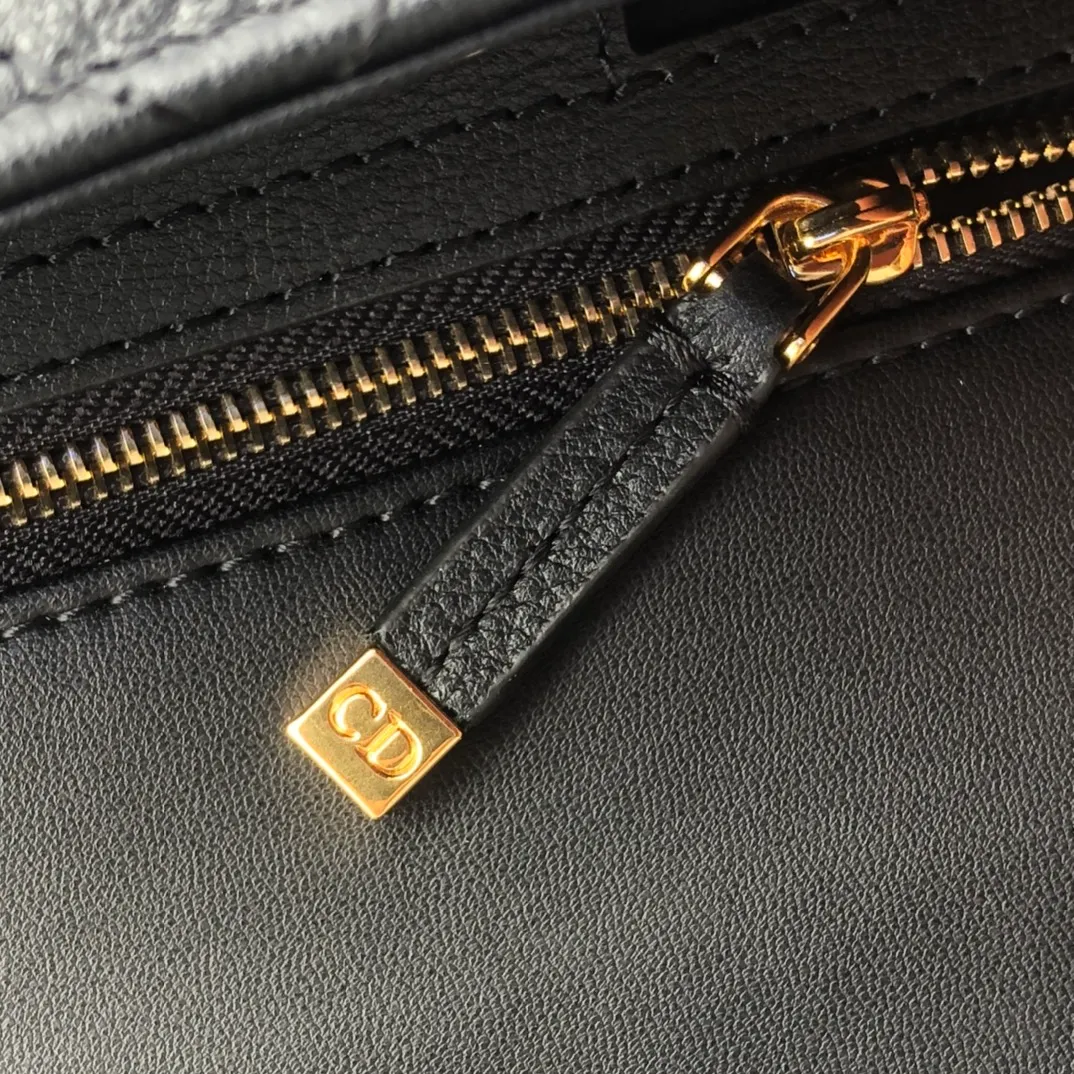 Top upgraded version💰1800 Size: 20×12×7cm Specially available from Dior overseas channel resources❗️This Dior caro handbag combines elegance and modern style. Crafted from supple cow leather with cannage pattern topstitching. The flip cover is decorated with a metal knob-style "CD" clasp with an antique gold finish, and is paired with a detachable "CD" logo chain shoulder strap, which can be carried by hand, shoulder or cross-body. It can be replaced with an embroidered wide shoulder strap to embellish daily looks or add a bright finishing touch to evening wear.