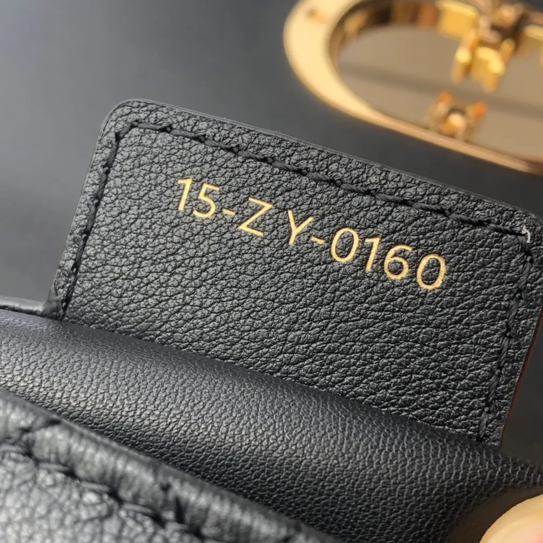 Top upgraded version💰1800 Size: 20×12×7cm Specially available from Dior overseas channel resources❗️This Dior caro handbag combines elegance and modern style. Crafted from supple cow leather with cannage pattern topstitching. The flip cover is decorated with a metal knob-style "CD" clasp with an antique gold finish, and is paired with a detachable "CD" logo chain shoulder strap, which can be carried by hand, shoulder or cross-body. It can be replaced with an embroidered wide shoulder strap to embellish daily looks or add a bright finishing touch to evening wear.