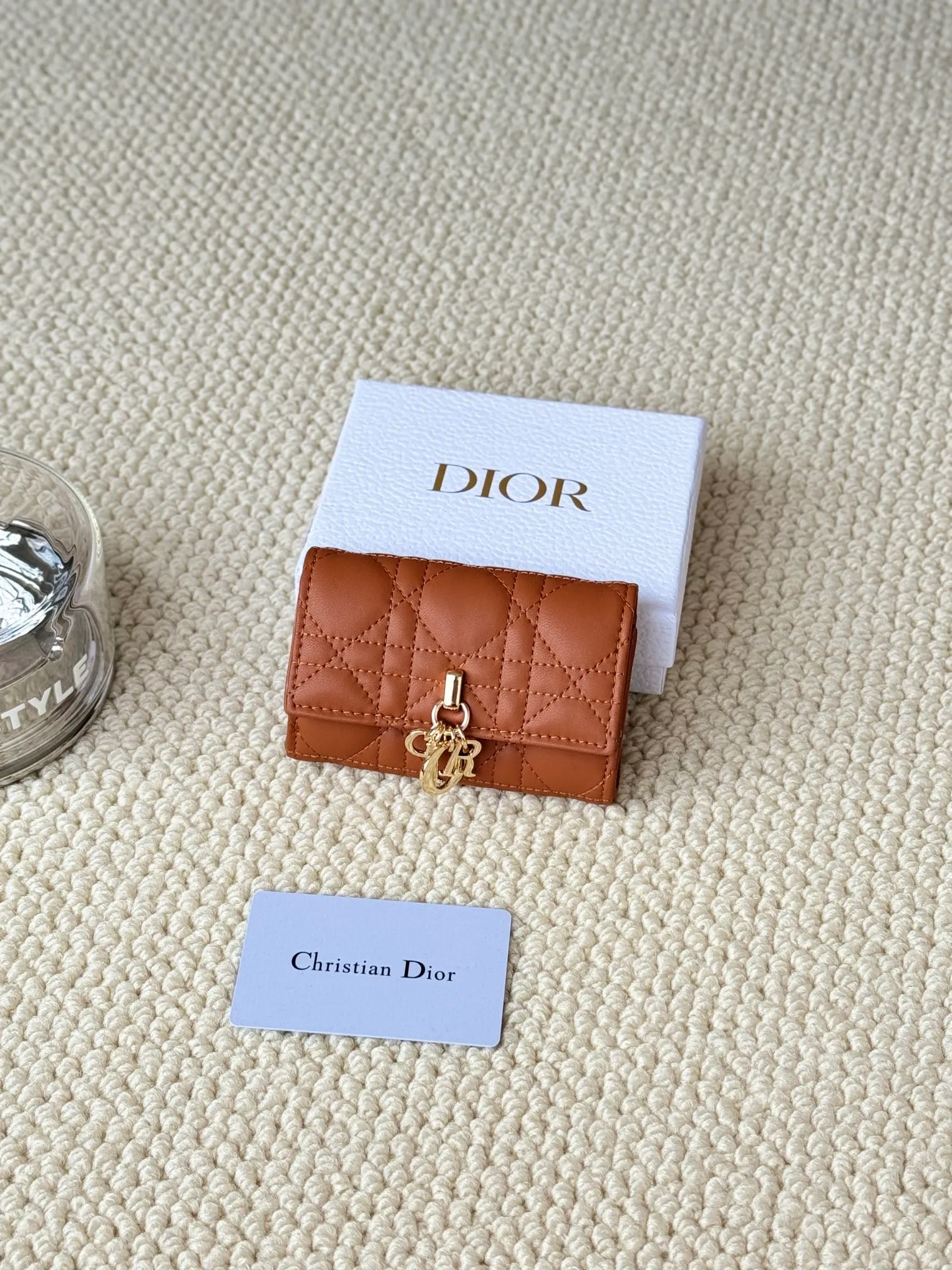💰160 No.: S0966ONMJ_M413 Size: 11x7.5x2.5cm This My Dior Glycine wallet is compact, practical and unique. Crafted from blush pink sheepskin, it is decorated with a cannage pattern and features a D.I.O.R. charm on the front to enhance the style. Elegant and refined, it can store a variety of daily necessities, is suitable for various occasions, and can be matched with other My Dior items. Front D.I.O.R. charm 2 card slots 1 zipped compartment 1 spacious interior compartment Made in Italy