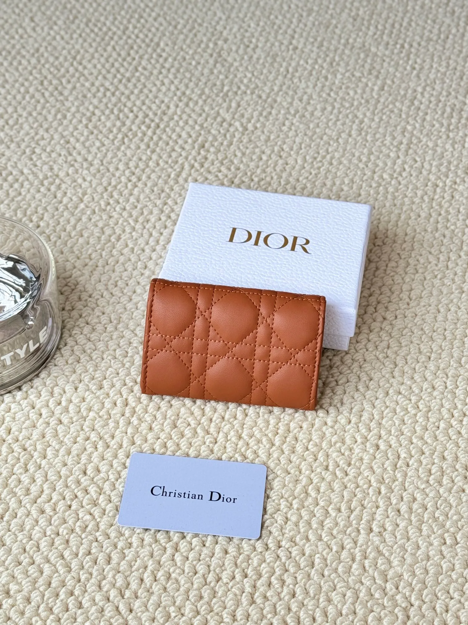 💰160 No.: S0966ONMJ_M413 Size: 11x7.5x2.5cm This My Dior Glycine wallet is compact, practical and unique. Crafted from blush pink sheepskin, it is decorated with a cannage pattern and features a D.I.O.R. charm on the front to enhance the style. Elegant and refined, it can store a variety of daily necessities, is suitable for various occasions, and can be matched with other My Dior items. Front D.I.O.R. charm 2 card slots 1 zipped compartment 1 spacious interior compartment Made in Italy