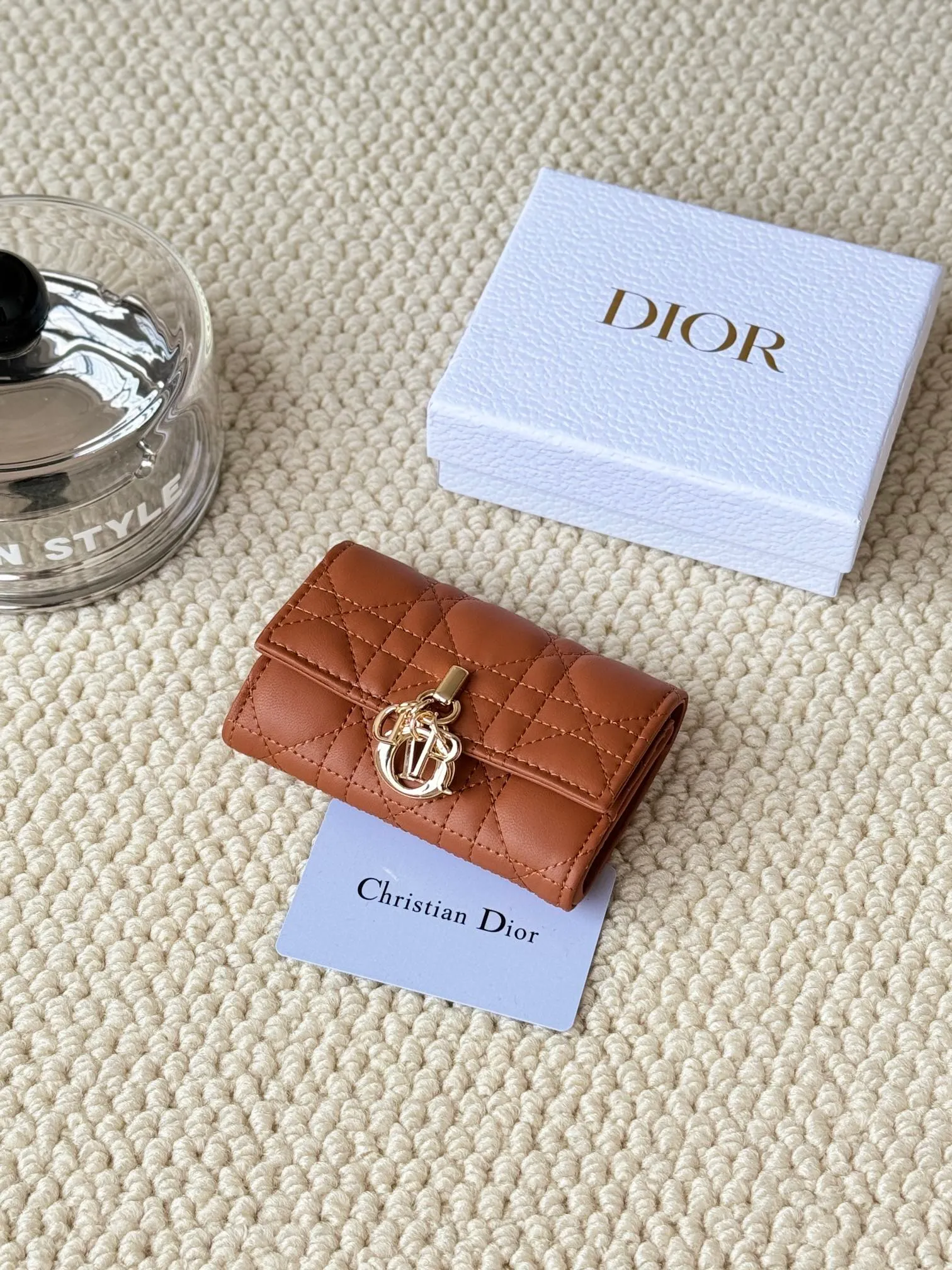 💰160 No.: S0966ONMJ_M413 Size: 11x7.5x2.5cm This My Dior Glycine wallet is compact, practical and unique. Crafted from blush pink sheepskin, it is decorated with a cannage pattern and features a D.I.O.R. charm on the front to enhance the style. Elegant and refined, it can store a variety of daily necessities, is suitable for various occasions, and can be matched with other My Dior items. Front D.I.O.R. charm 2 card slots 1 zipped compartment 1 spacious interior compartment Made in Italy