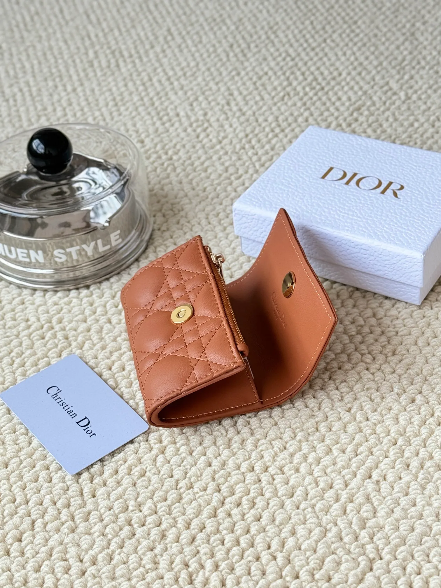 💰160 No.: S0966ONMJ_M413 Size: 11x7.5x2.5cm This My Dior Glycine wallet is compact, practical and unique. Crafted from blush pink sheepskin, it is decorated with a cannage pattern and features a D.I.O.R. charm on the front to enhance the style. Elegant and refined, it can store a variety of daily necessities, is suitable for various occasions, and can be matched with other My Dior items. Front D.I.O.R. charm 2 card slots 1 zipped compartment 1 spacious interior compartment Made in Italy