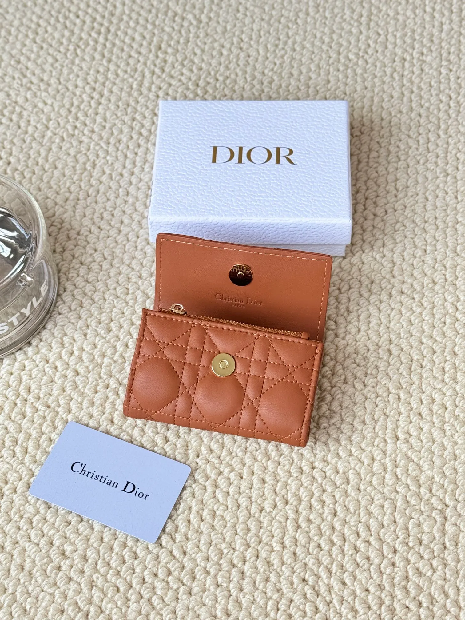 💰160 No.: S0966ONMJ_M413 Size: 11x7.5x2.5cm This My Dior Glycine wallet is compact, practical and unique. Crafted from blush pink sheepskin, it is decorated with a cannage pattern and features a D.I.O.R. charm on the front to enhance the style. Elegant and refined, it can store a variety of daily necessities, is suitable for various occasions, and can be matched with other My Dior items. Front D.I.O.R. charm 2 card slots 1 zipped compartment 1 spacious interior compartment Made in Italy