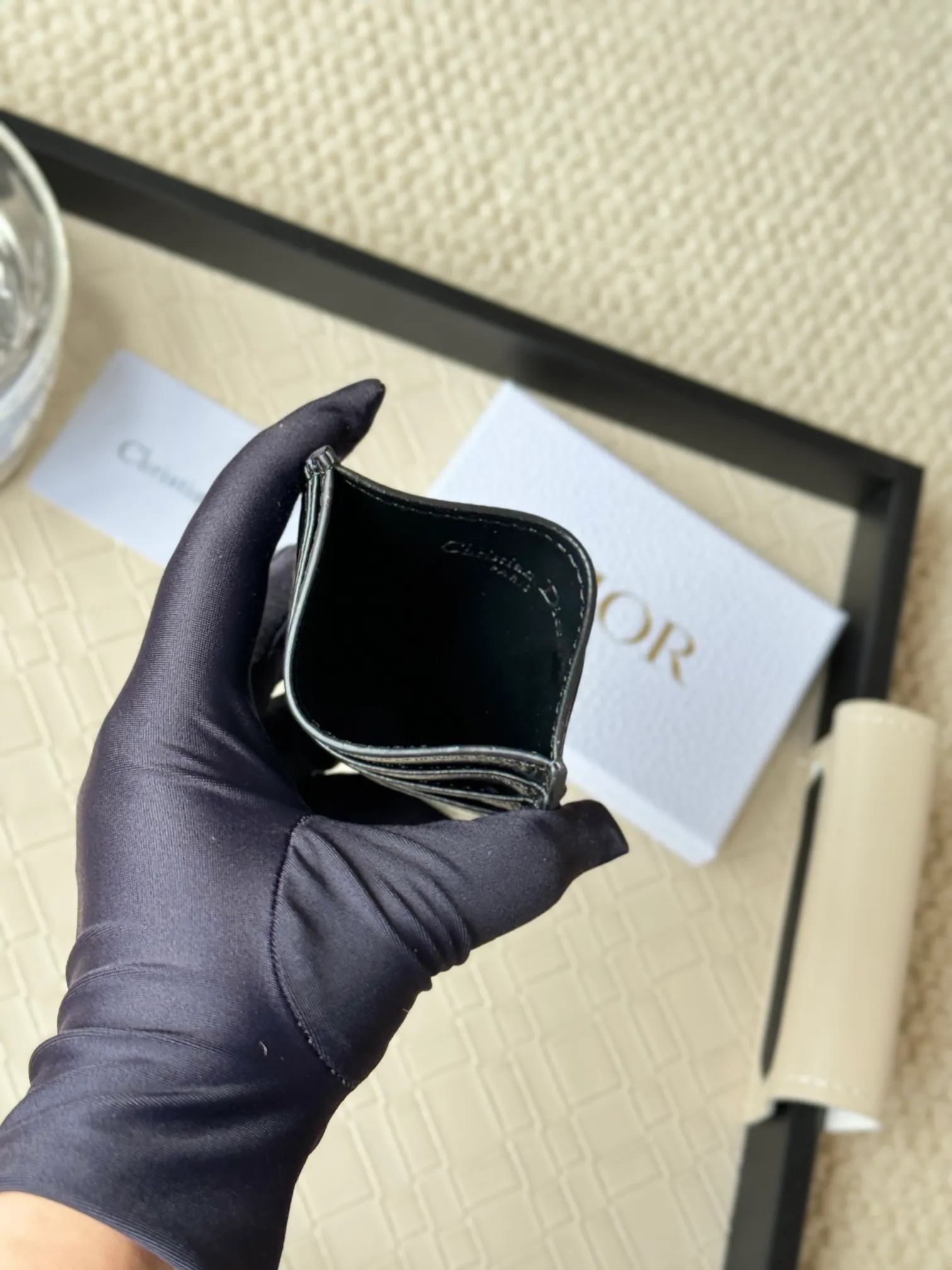 💰110 This Dior card holder is elegant and exquisite😍 and is carefully made of cowhide [strong]. There are 3 card slots on each side and 1 card slot on the top, which is exquisite and exquisite in shape. Style number: CH135 Size: 10*8cm