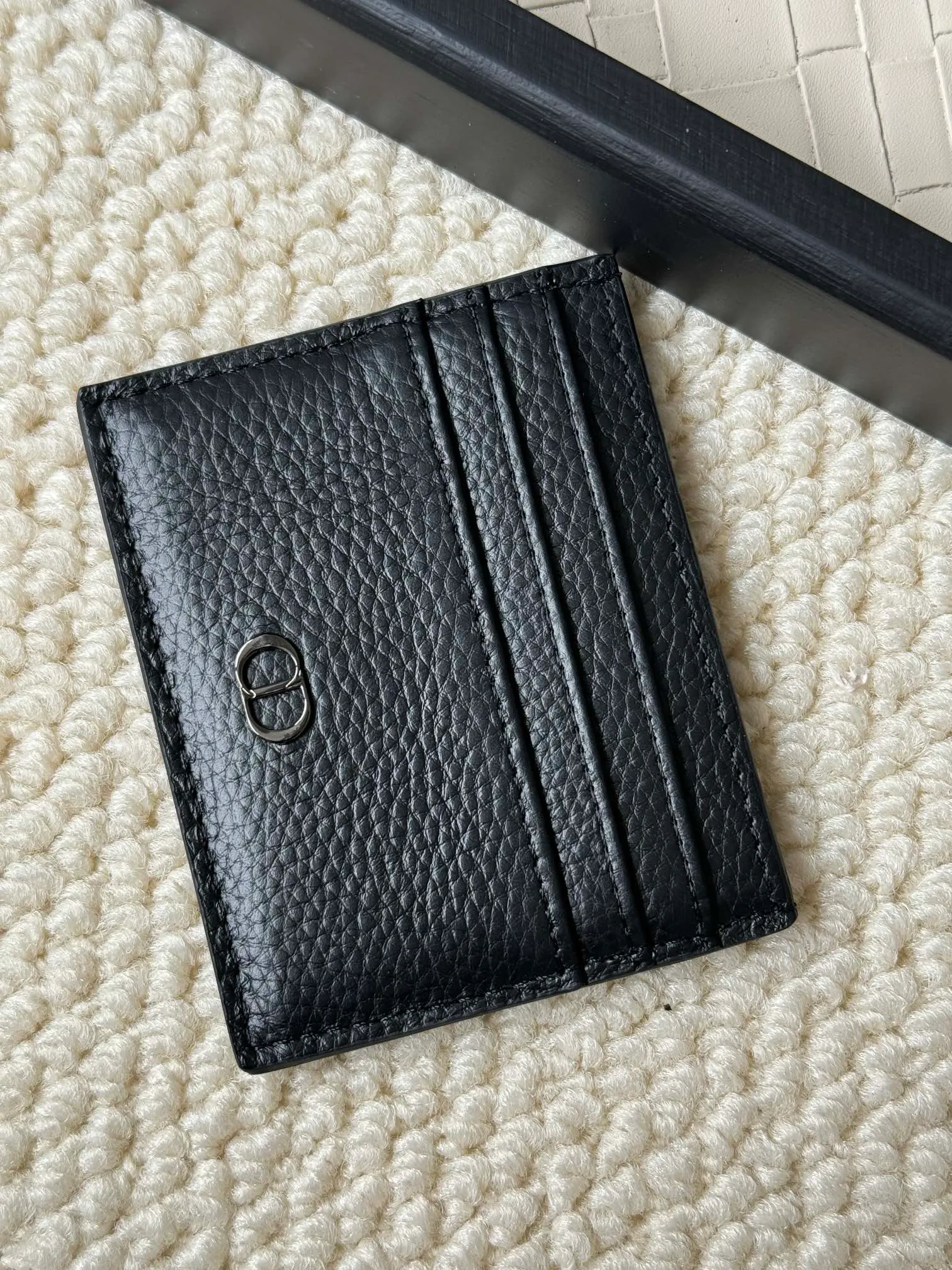💰110 This Dior card holder is elegant and exquisite😍 and is carefully made of cowhide [strong]. There are 3 card slots on each side and 1 card slot on the top, which is exquisite and exquisite in shape. Style number: CH135 Size: 10*8cm