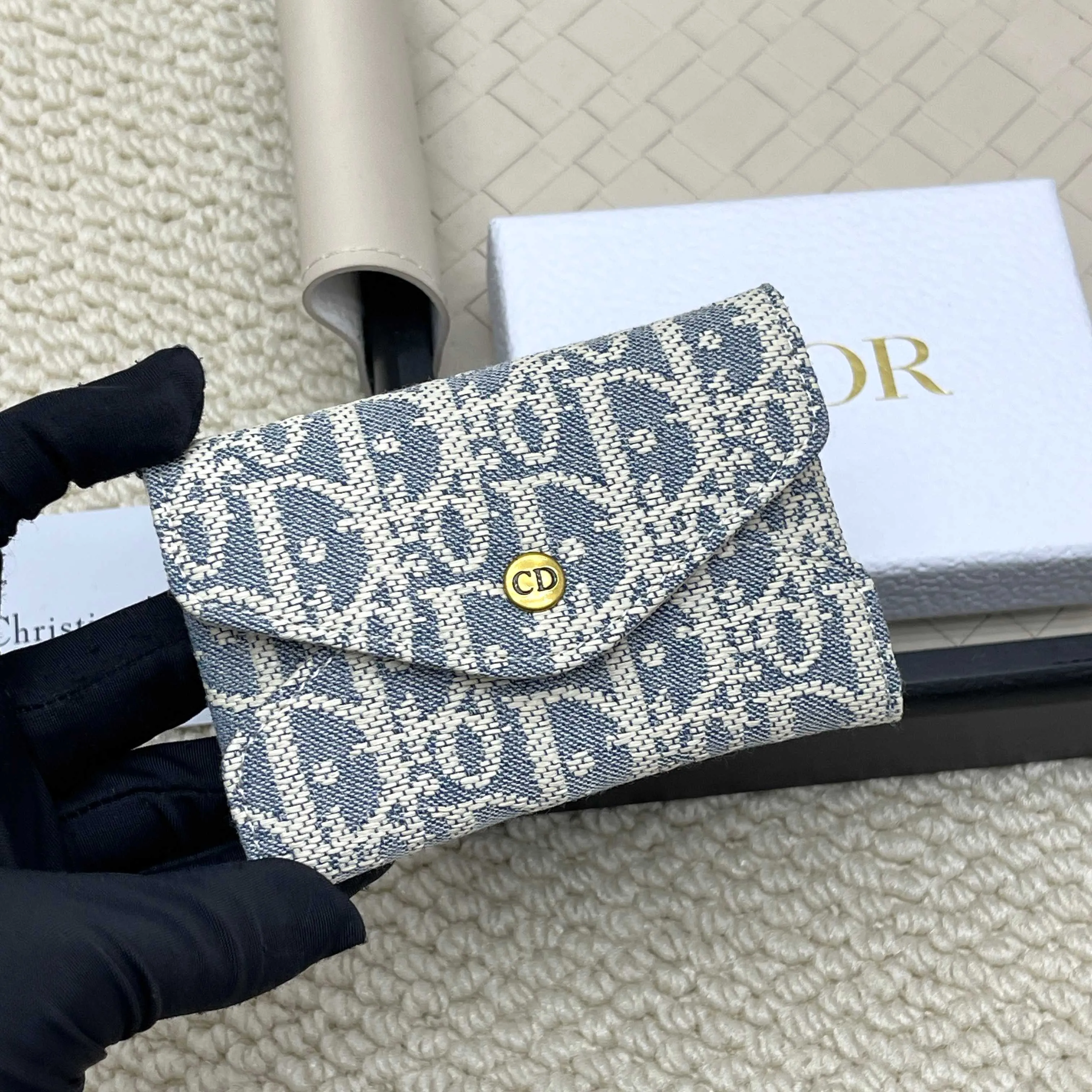 💰140 New🎀🎀DIOR Dior’s most popular bag for early spring 2026. Small and exquisite, it is made of Obliaue presbyopic fabric. The iconic letters enhance the style. The 2-in-1 capacity can store card change. Size: 11*8*2cm. No.: S4318.