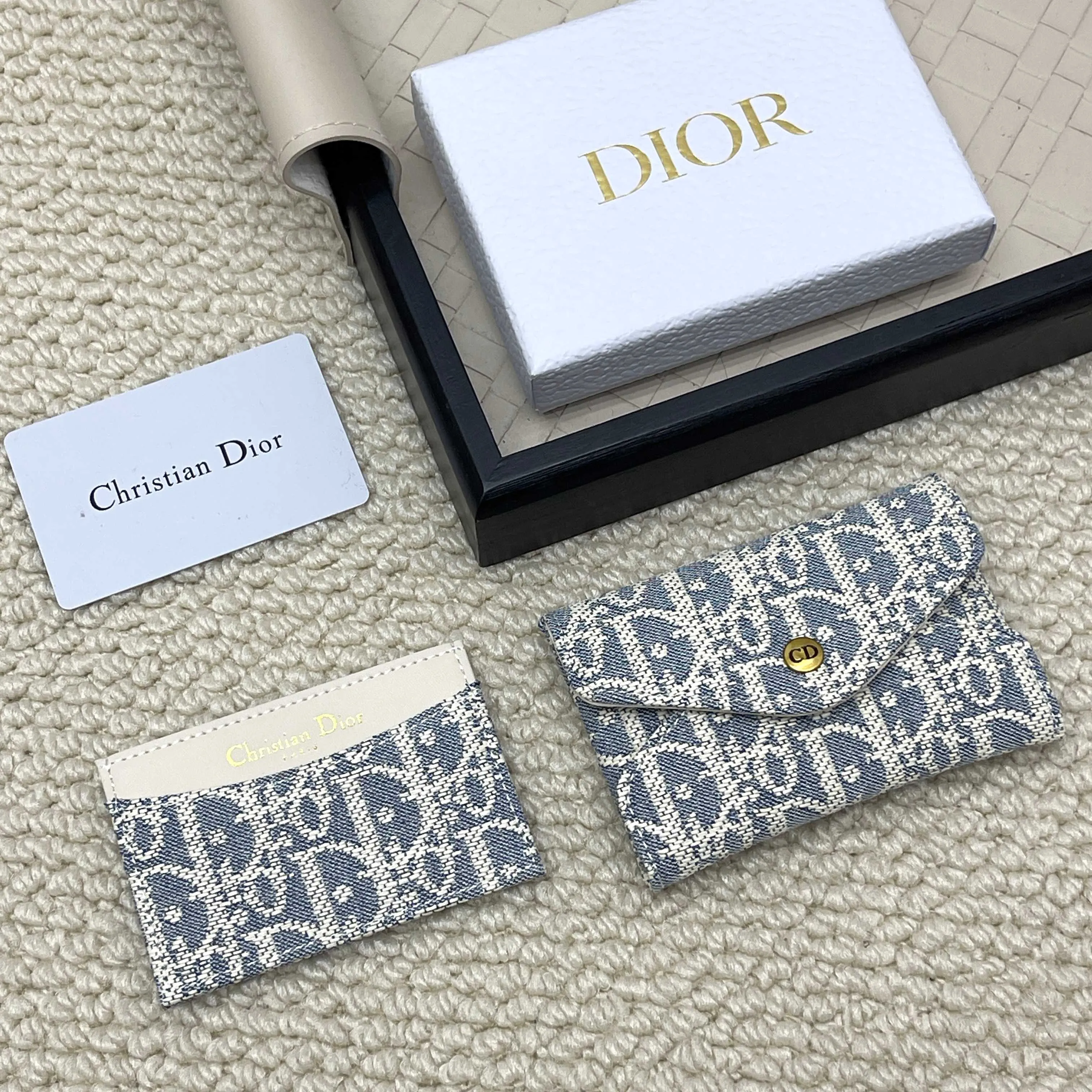 💰140 New🎀🎀DIOR Dior’s most popular bag for early spring 2026. Small and exquisite, it is made of Obliaue presbyopic fabric. The iconic letters enhance the style. The 2-in-1 capacity can store card change. Size: 11*8*2cm. No.: S4318.
