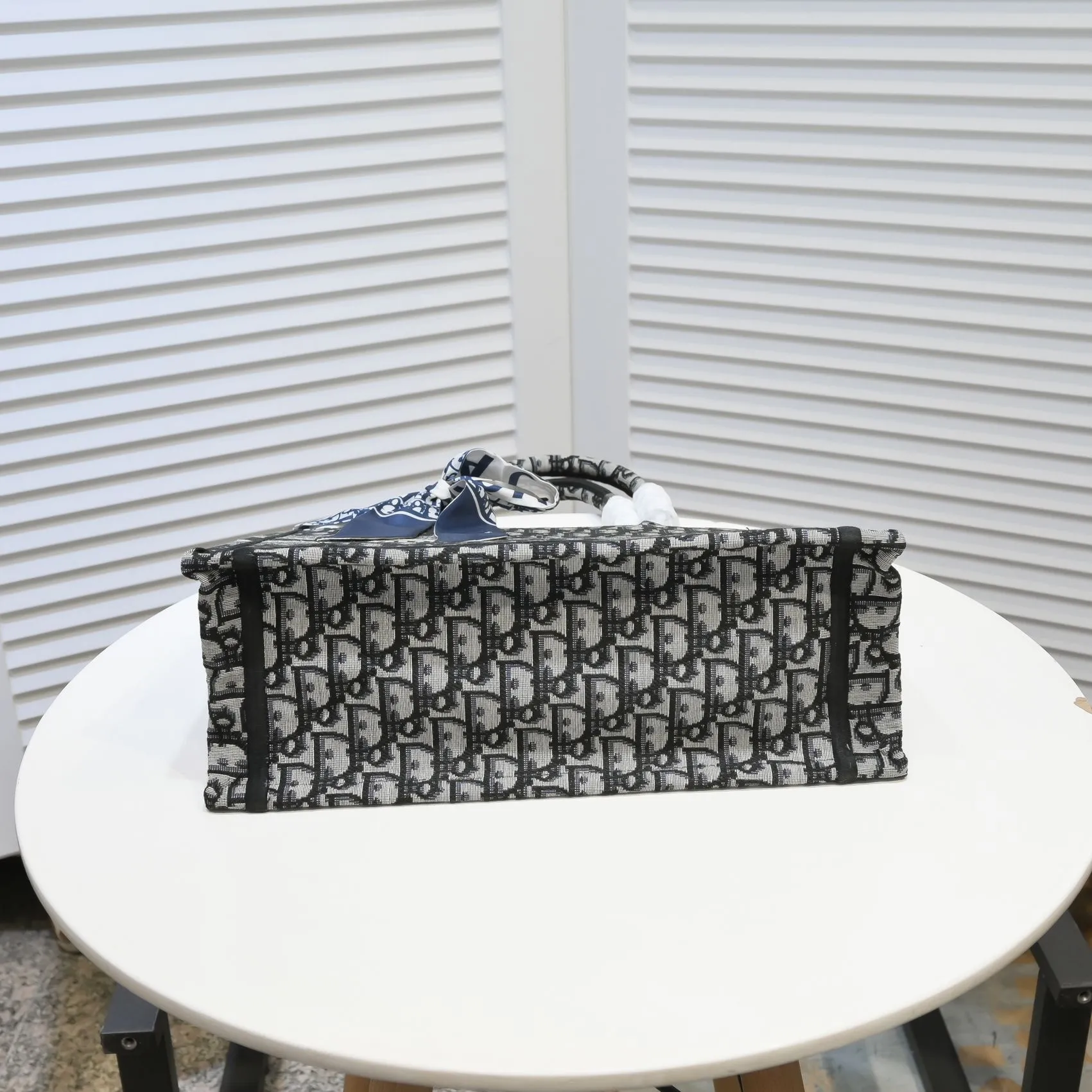 💰340￥Small size with silk scarf and overlock🔜Dior new shopping bag at Dior counter! Counters are updated simultaneously! Limited edition of the same style as the stars! Super stylish! Imported fabric👍high-end quality! Model: 8034 Size: 36*27*16cm