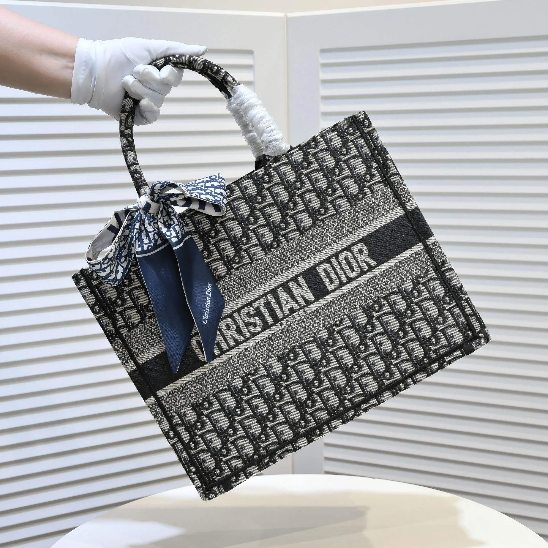 💰340￥Small size with silk scarf and overlock🔜Dior new shopping bag at Dior counter! Counters are updated simultaneously! Limited edition of the same style as the stars! Super stylish! Imported fabric👍high-end quality! Model: 8034 Size: 36*27*16cm