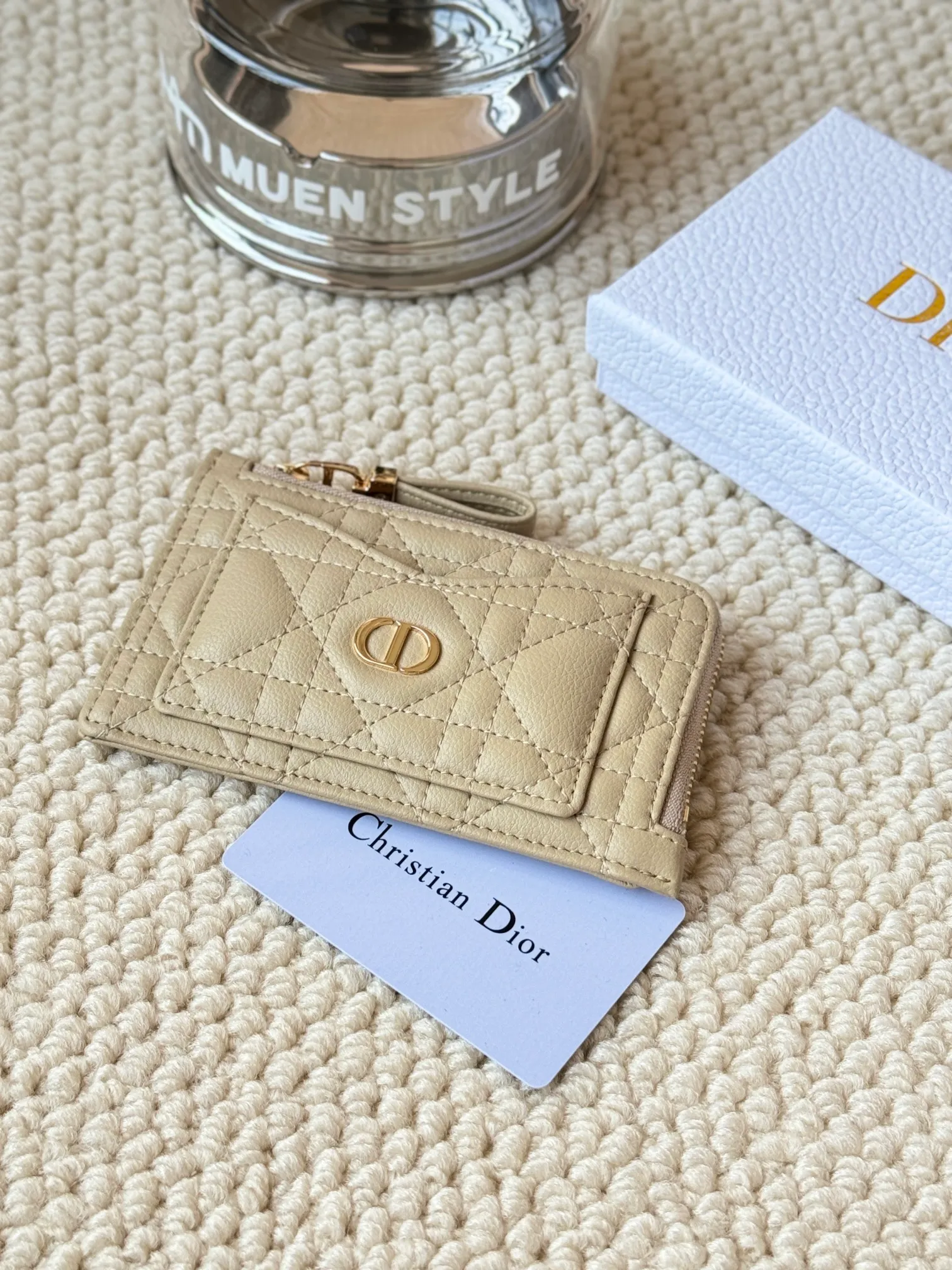 💰150Lady Dior card holder. Sand color wallet bought to fit into a waste bag. L-shaped opening, seven-zipper card holder. No.: S5131. There are too many front patch pockets to hold cards. The banknotes need to be folded at 40% off. It can hold 30% off but it has a zipper. The size is 13.5*8.5*1.5 cm. The Dior card holder meets my various needs. Compared with other styles, it is thin, compact and has a large capacity. There is no conspicuous big LOGO, it will not scratch when placed in the bag, and it is relatively low-key and classic. There is a special place for access control cards, so you don’t need to mix them with bank cards. When I used to swipe access control cards, I couldn’t swipe them because there were too many cards, so I had to take out the access control cards separately. There is a zipper, so you don't have to worry about putting important things out, and the zipper is half-open, so it's more convenient to put things in and take things out than having only one side.
