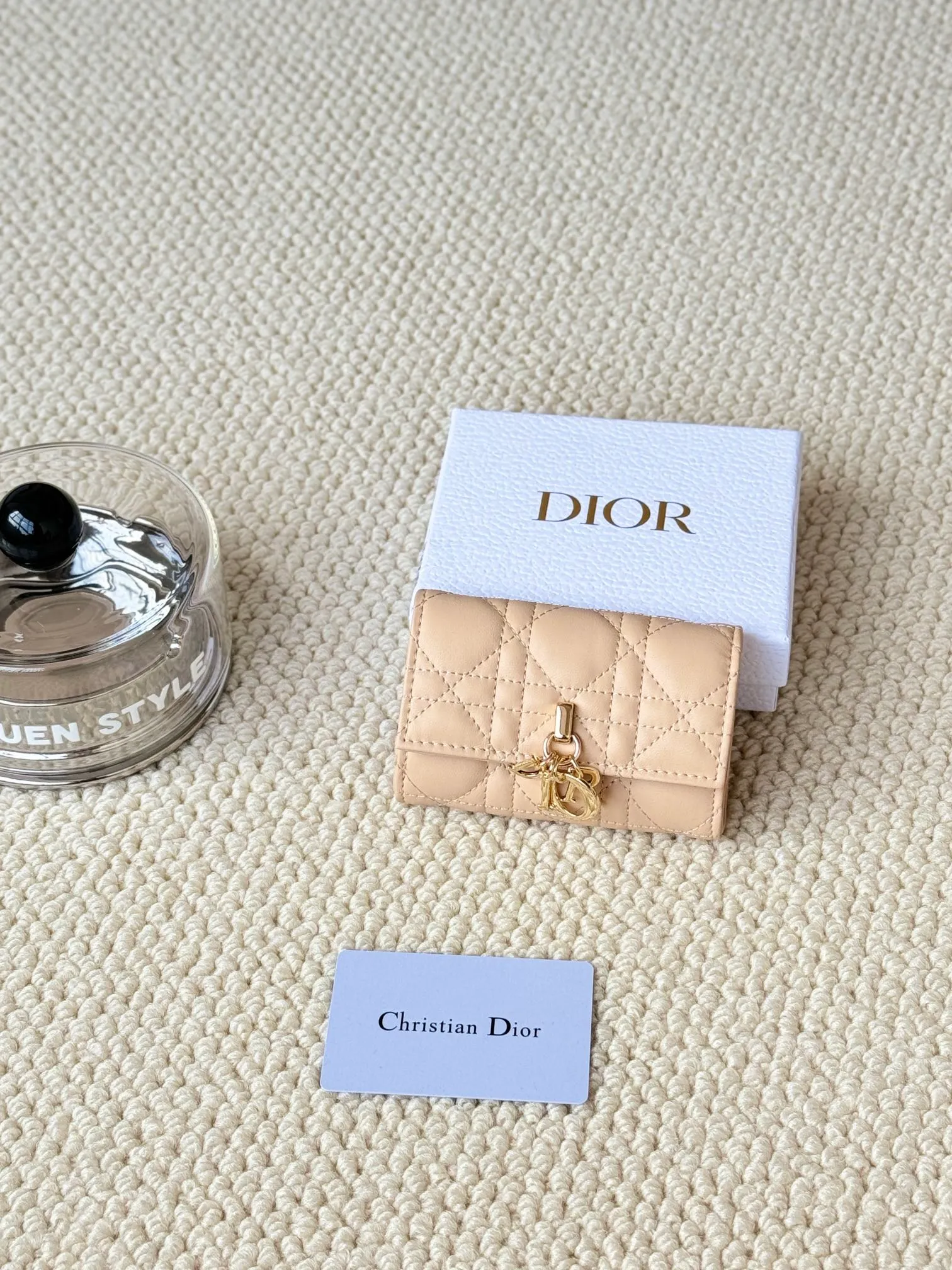 💰150 No.: S0966ONMJ_M413 Size: 11x7.5x2.5cm This My Dior Glycine wallet is compact, practical and unique. Crafted from blush pink sheepskin, it is decorated with a cannage pattern and features a D.I.O.R. charm on the front to enhance the style. Elegant and refined, it can store a variety of daily necessities, is suitable for various occasions, and can be matched with other My Dior items. Front D.I.O.R. charm 2 card slots 1 zipped compartment 1 spacious interior compartment Made in Italy