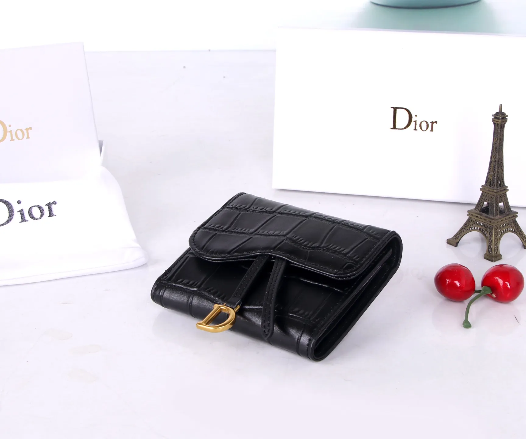 P170 Style No.: D3040 Brand: Dior Color: Black Size: 11*10*2 Description: The latest models from Dior counters are now available! Made of first-layer cowhide, the workmanship is exquisite, comparable to that of counters! Multifunctional small wallet, super practical!